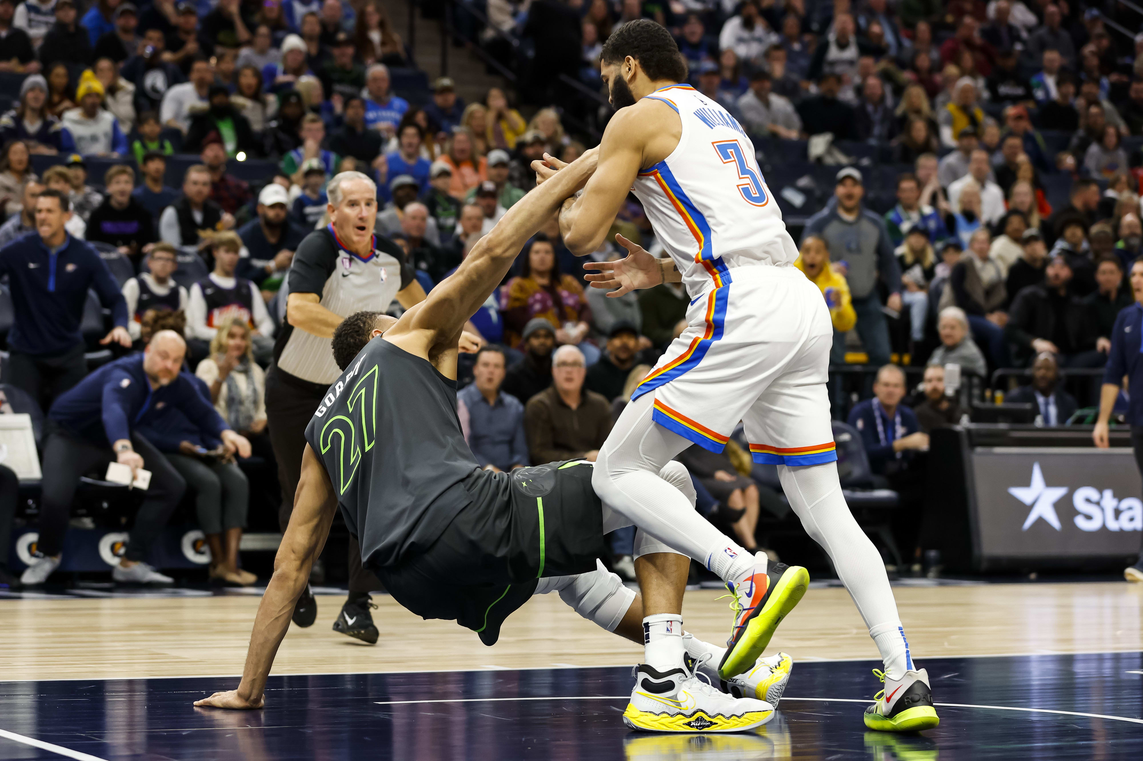 רודי גובר מכשיל, ומורחק במדי מינסוטה