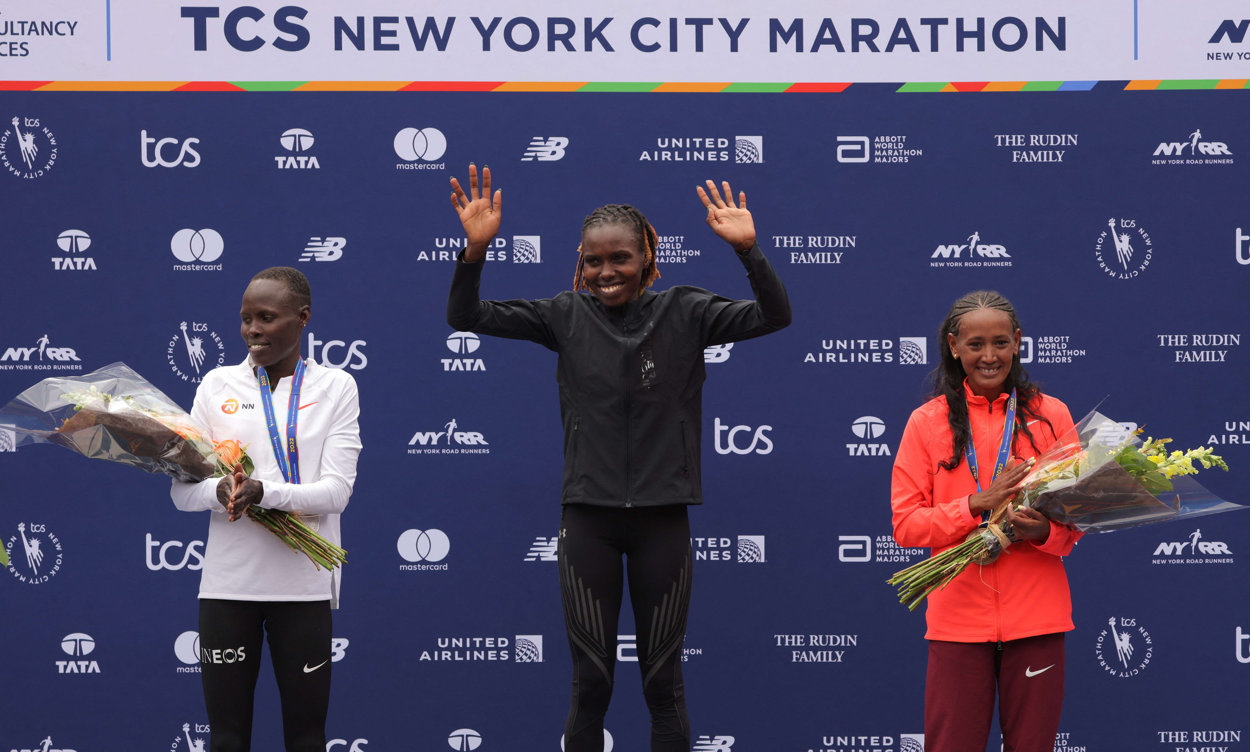 לונה צ'מטאי סלפטר על הפודיום (משמאל), מרתון ניו יורק