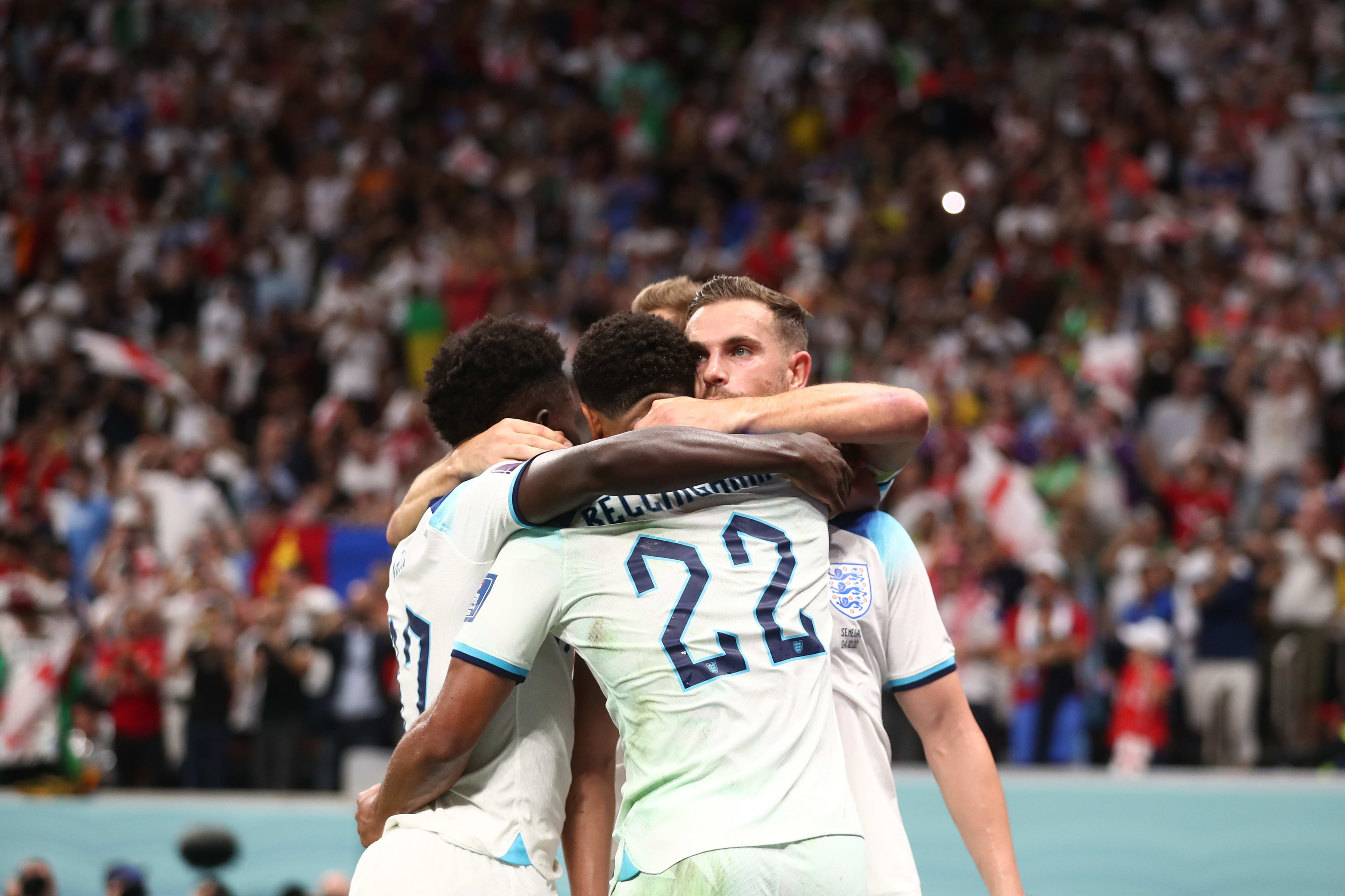 ג'ורדן הנדרסון לצד שחקני נבחרת אנגליה