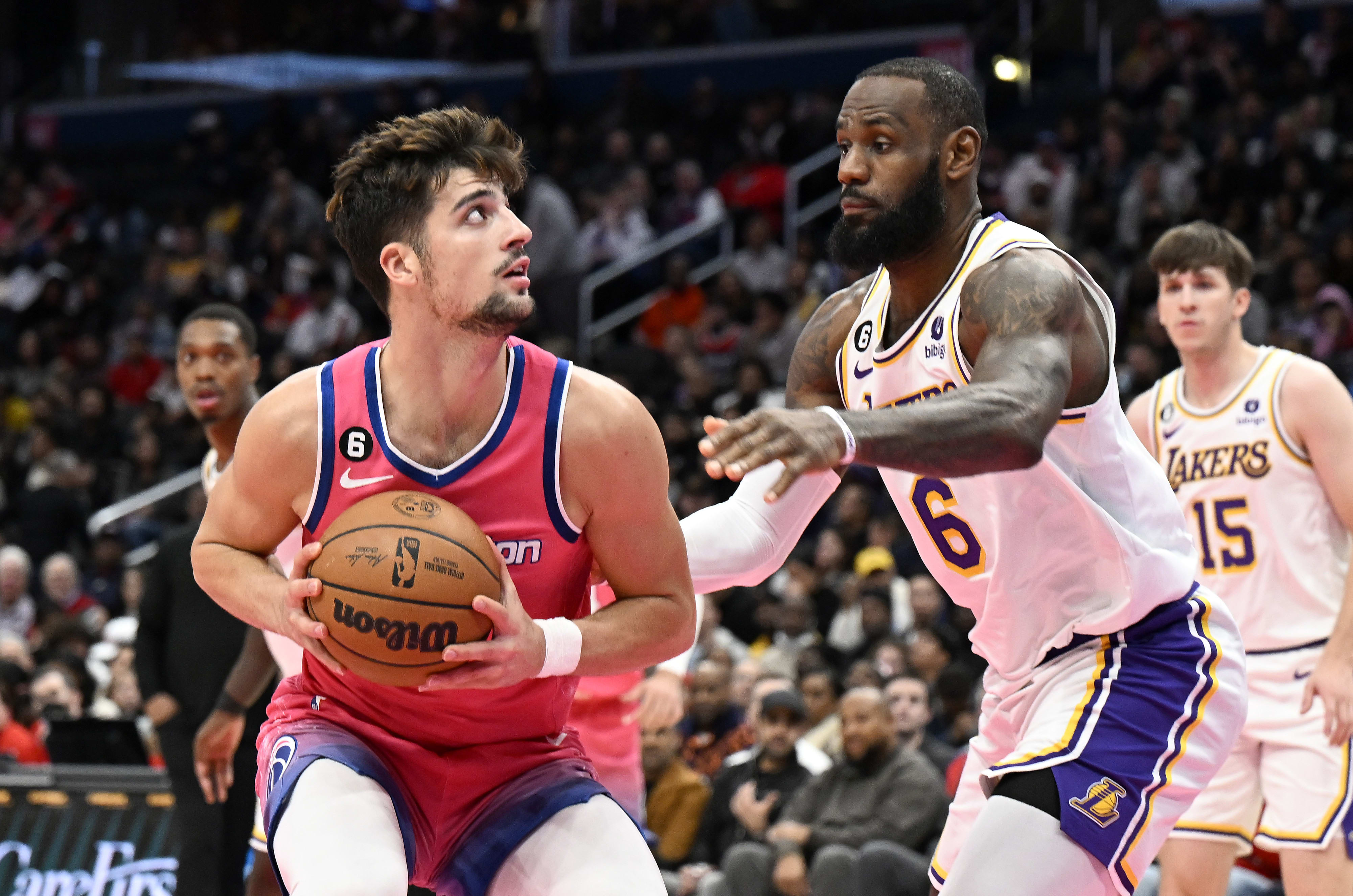 שחקן לוס אנג'לס לייקרס, לברון ג'יימס, שומר על שחקן וושינגטון וויזארדס דני אבדיה