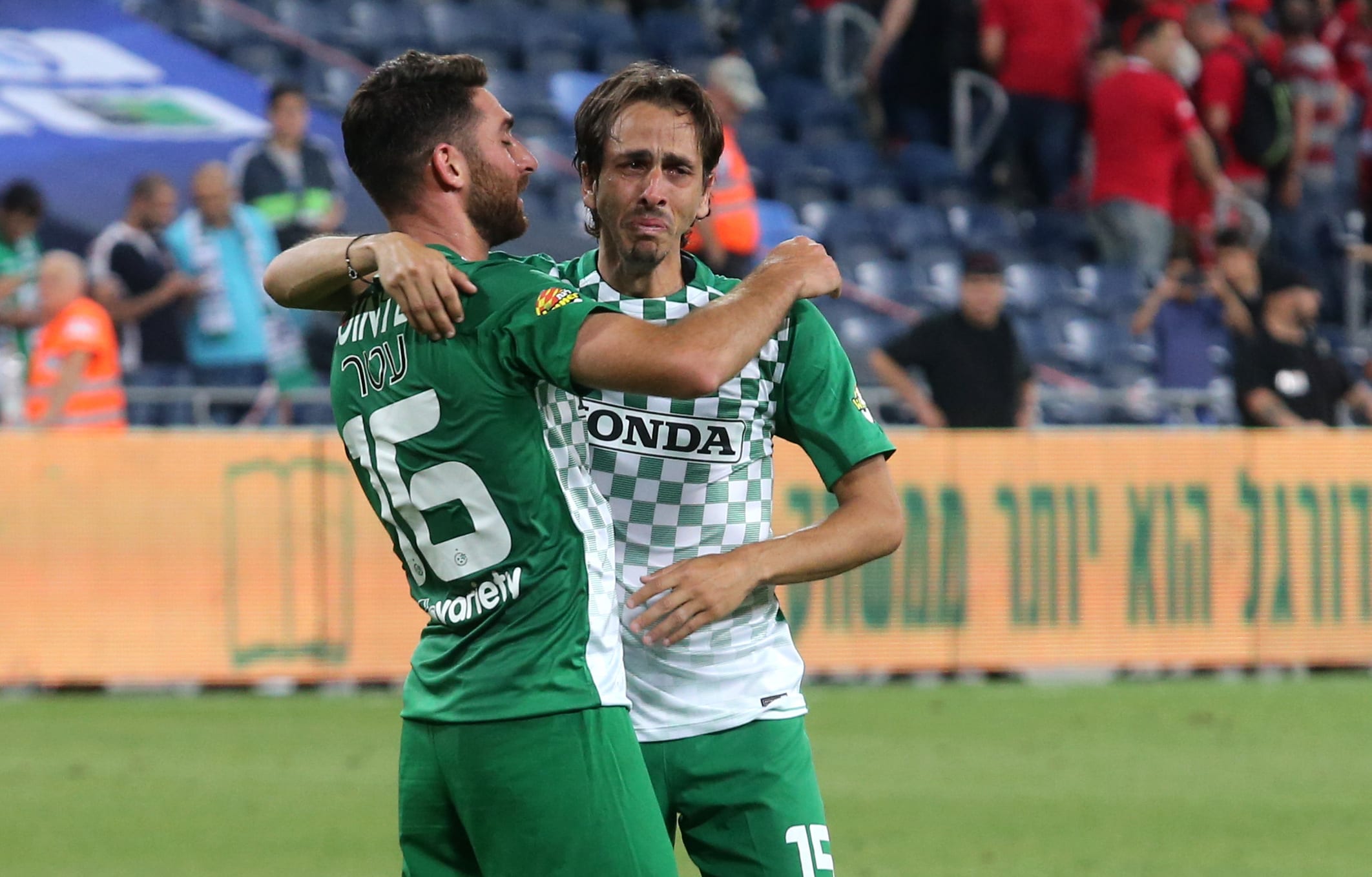 יוסי בניון שחקן מכבי חיפה (ימין) עם אלירן עטר