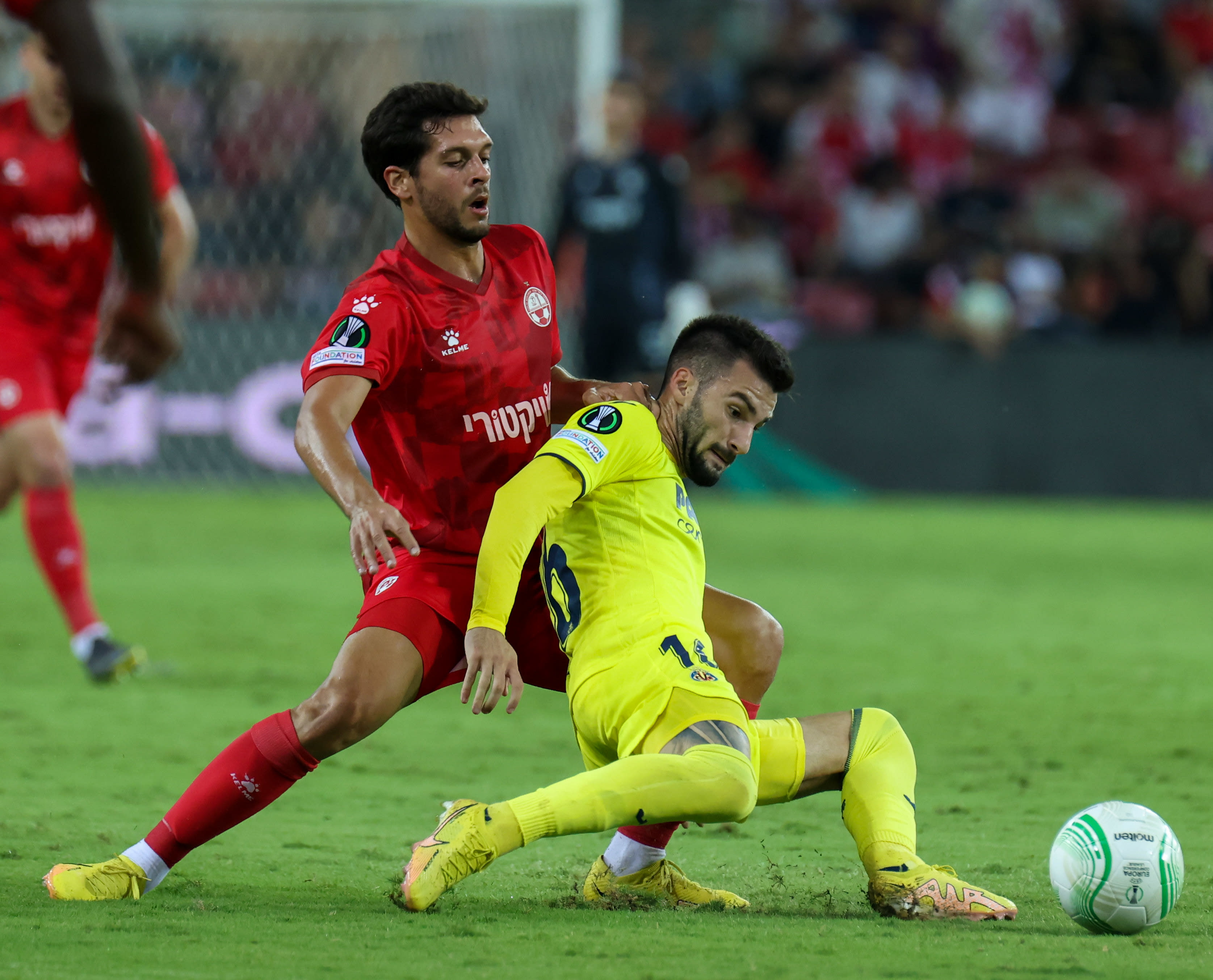 אלכס באנה שחקן ויאריאל לפני מריאנו באריירו שחקן הפועל באר שבע