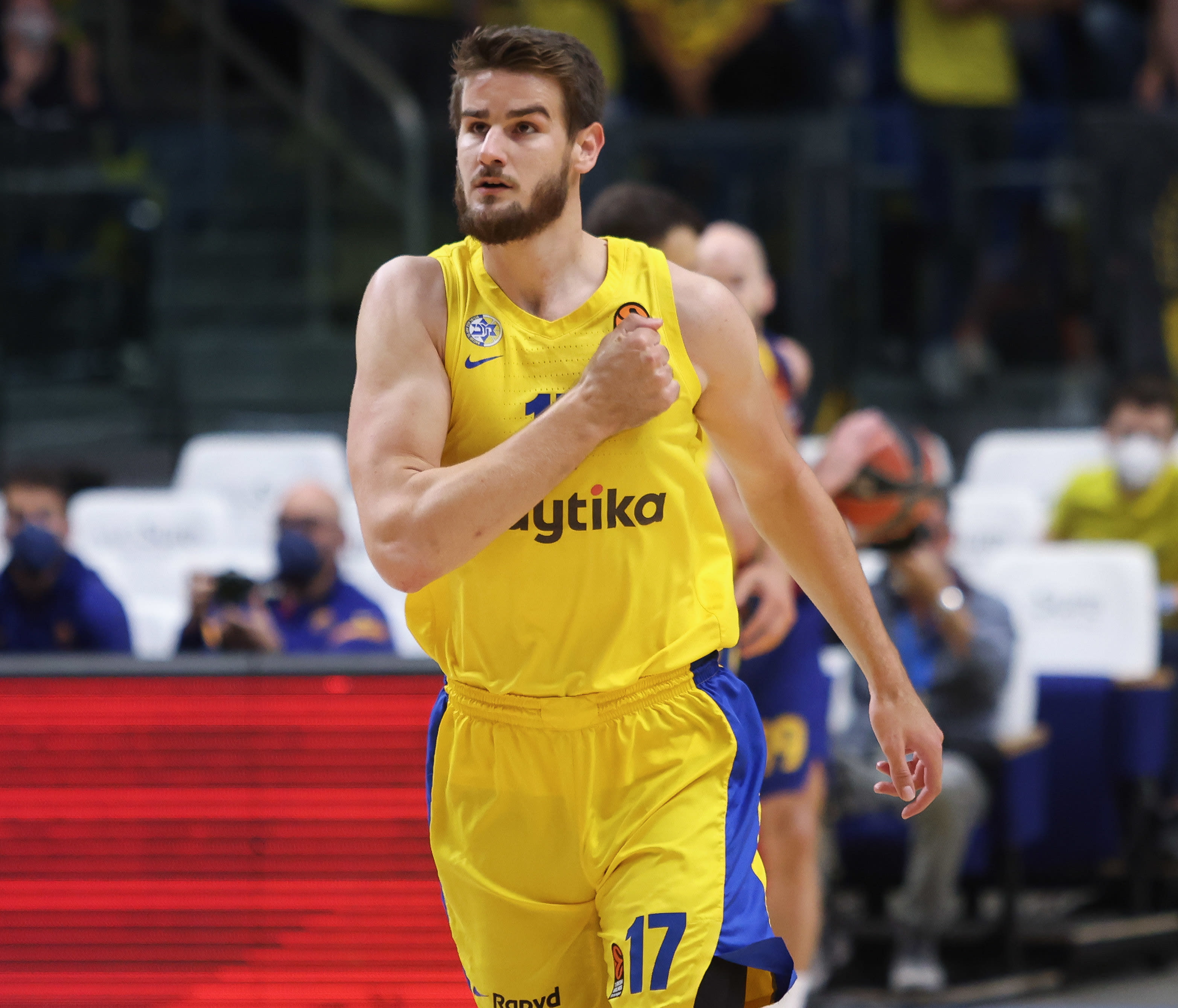 שחקן מכבי תל אביב דראגן בנדר