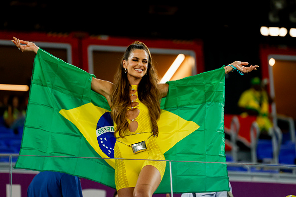 עטופה בדגל ברזיל