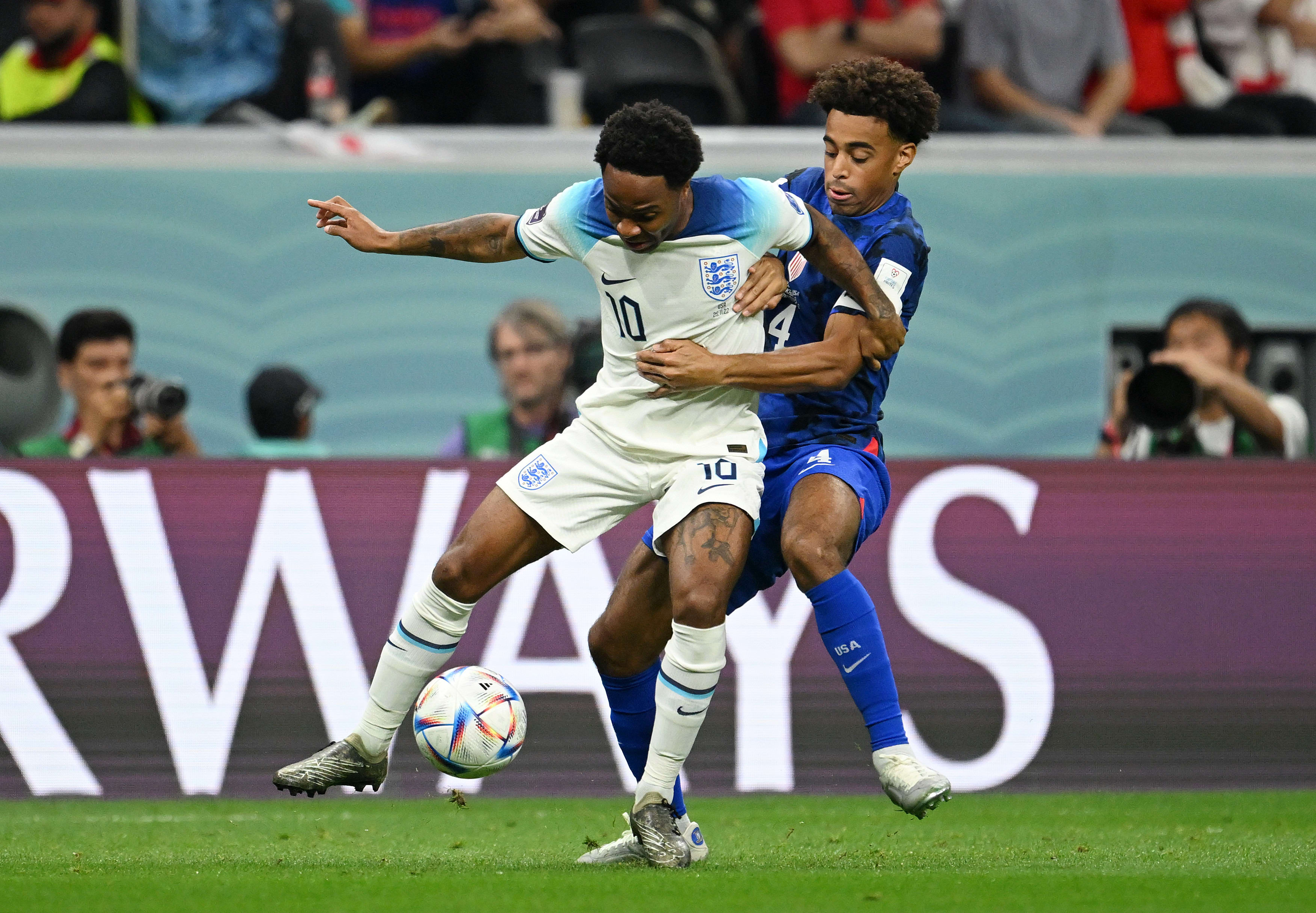 שחקן נבחרת ארצות הברית טיילר אדאמס שומר על שחקן נבחרת אנגליה ראחים סטרלינג