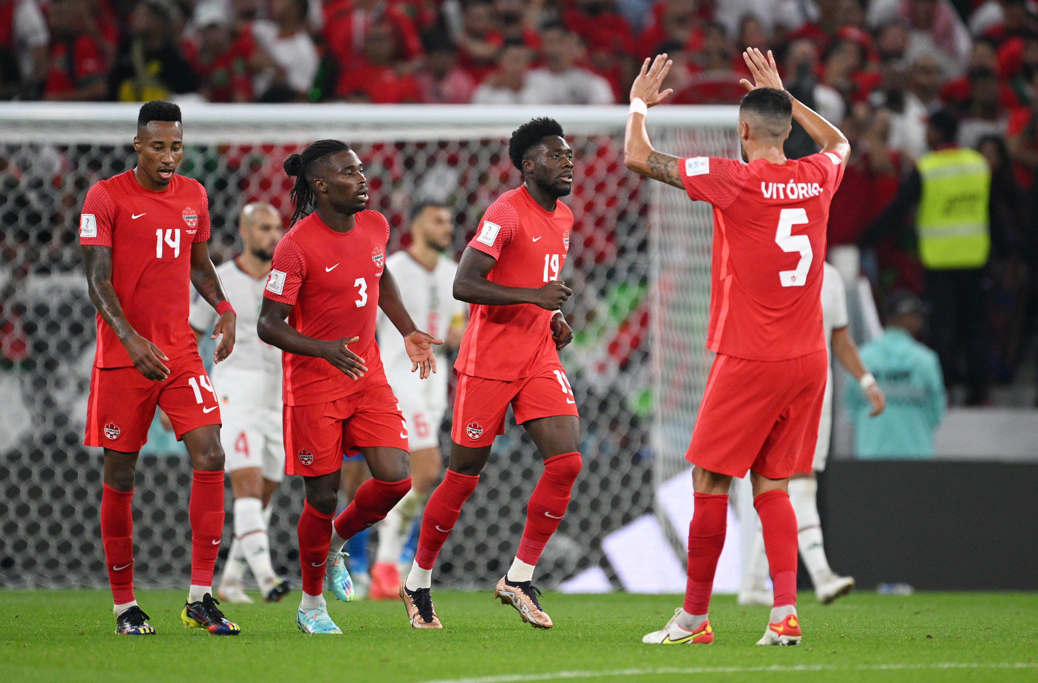 אלפונסו דייויס ושחקני נבחרת קנדה חוגגים