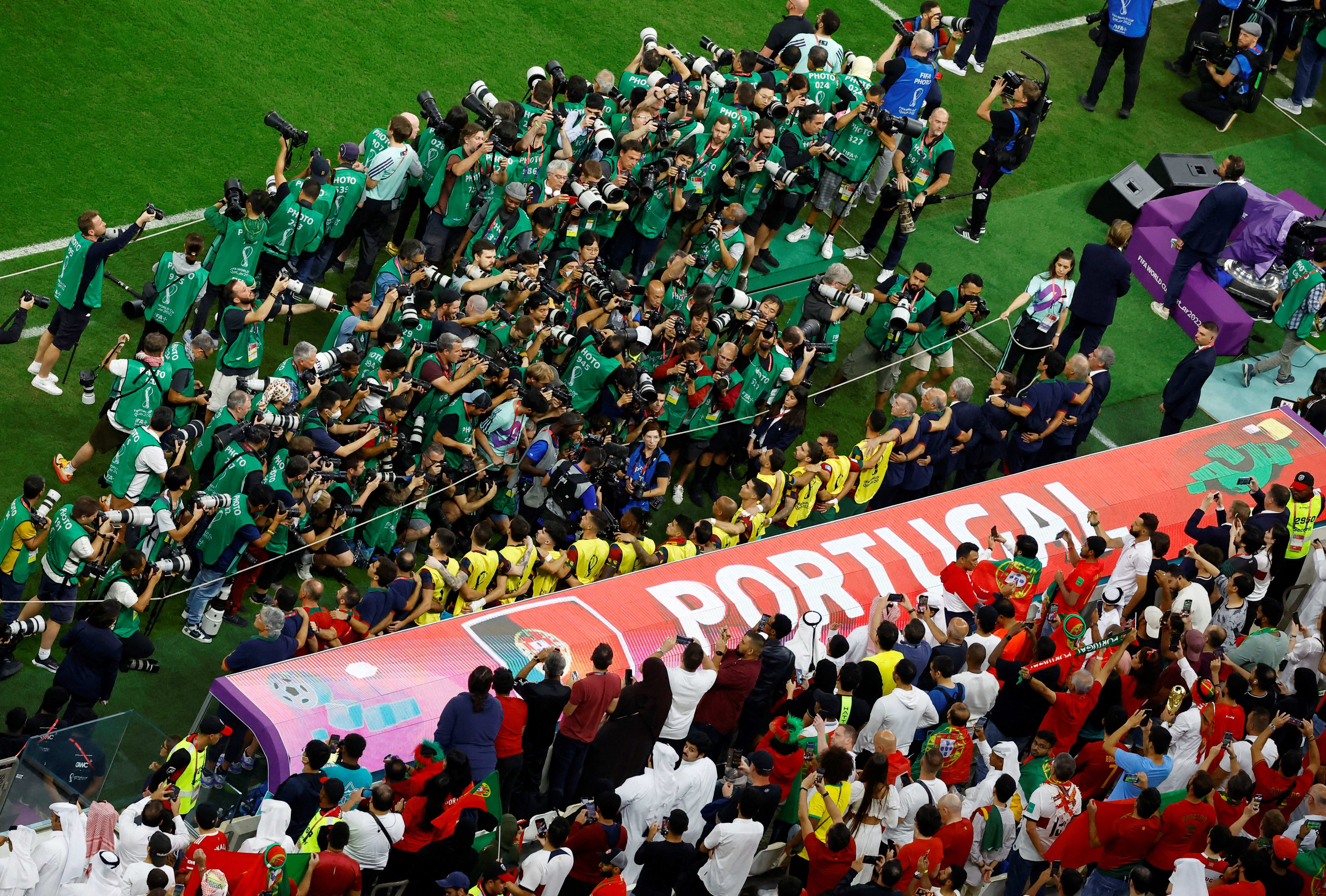 הצלמים לפני המשחק מצלמים את רונאלדו על הספסל ולא את שחקני נבחרת פורטוגל בזמן ההמנונים