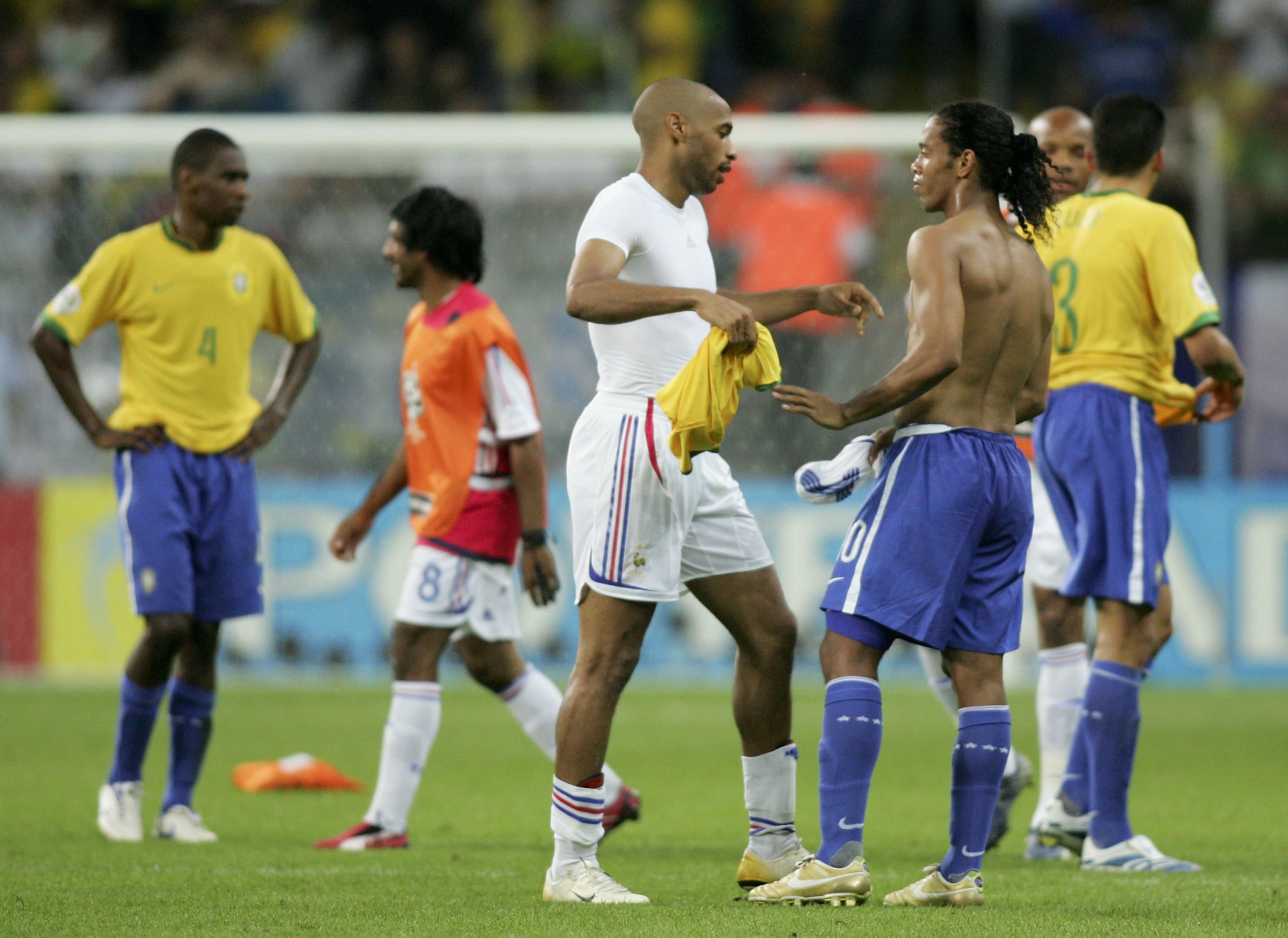 שחקן נבחרת ברזיל, רונאלדיניו, ליד שחקן נבחרת צרפת, תיירי הנרי - מונדיאל 2006