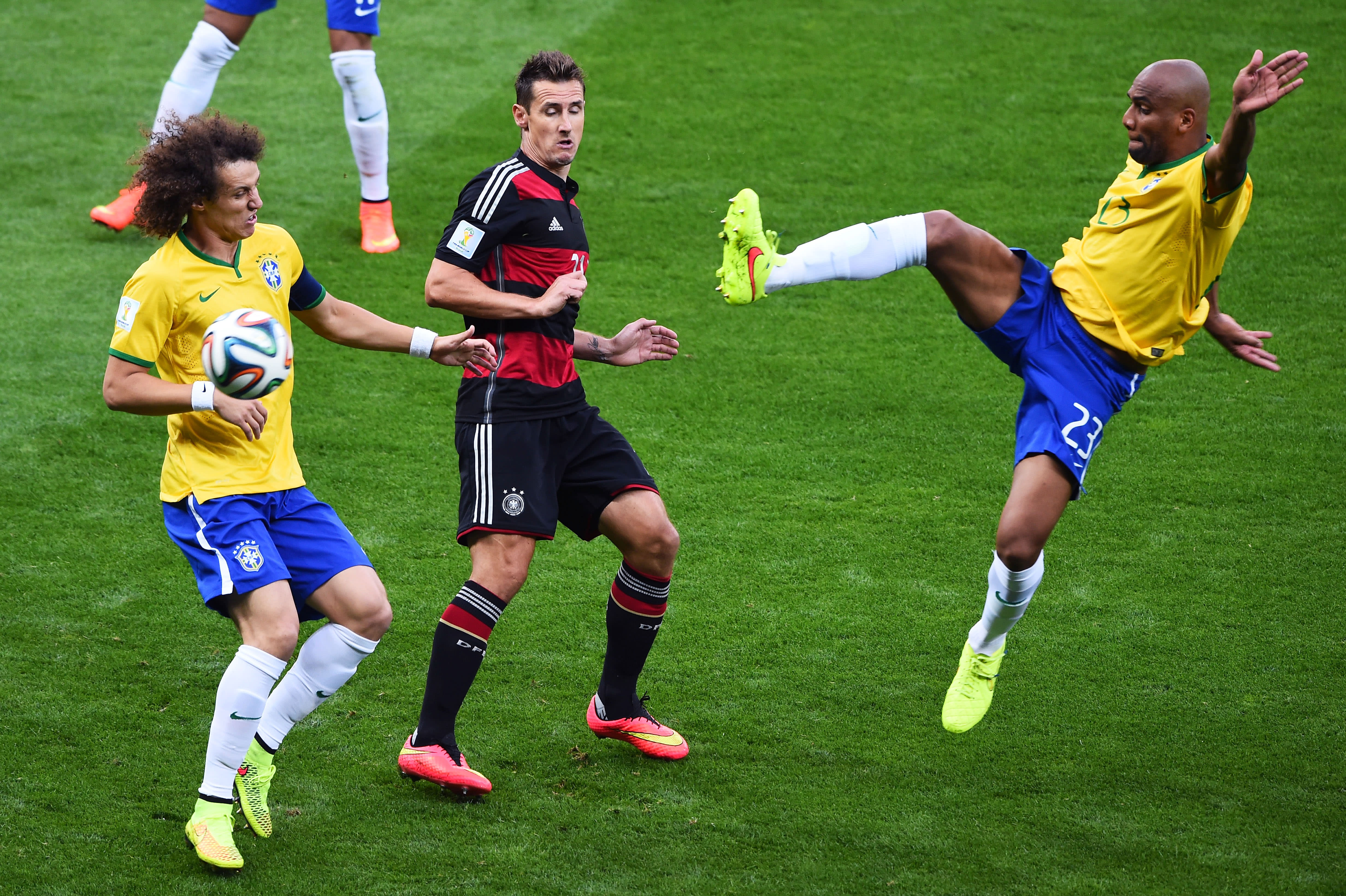 מירוסלב קלוזה שחקן נבחרת גרמניה בין מייקון, דויד לואיז שחקני נבחרת ברזיל