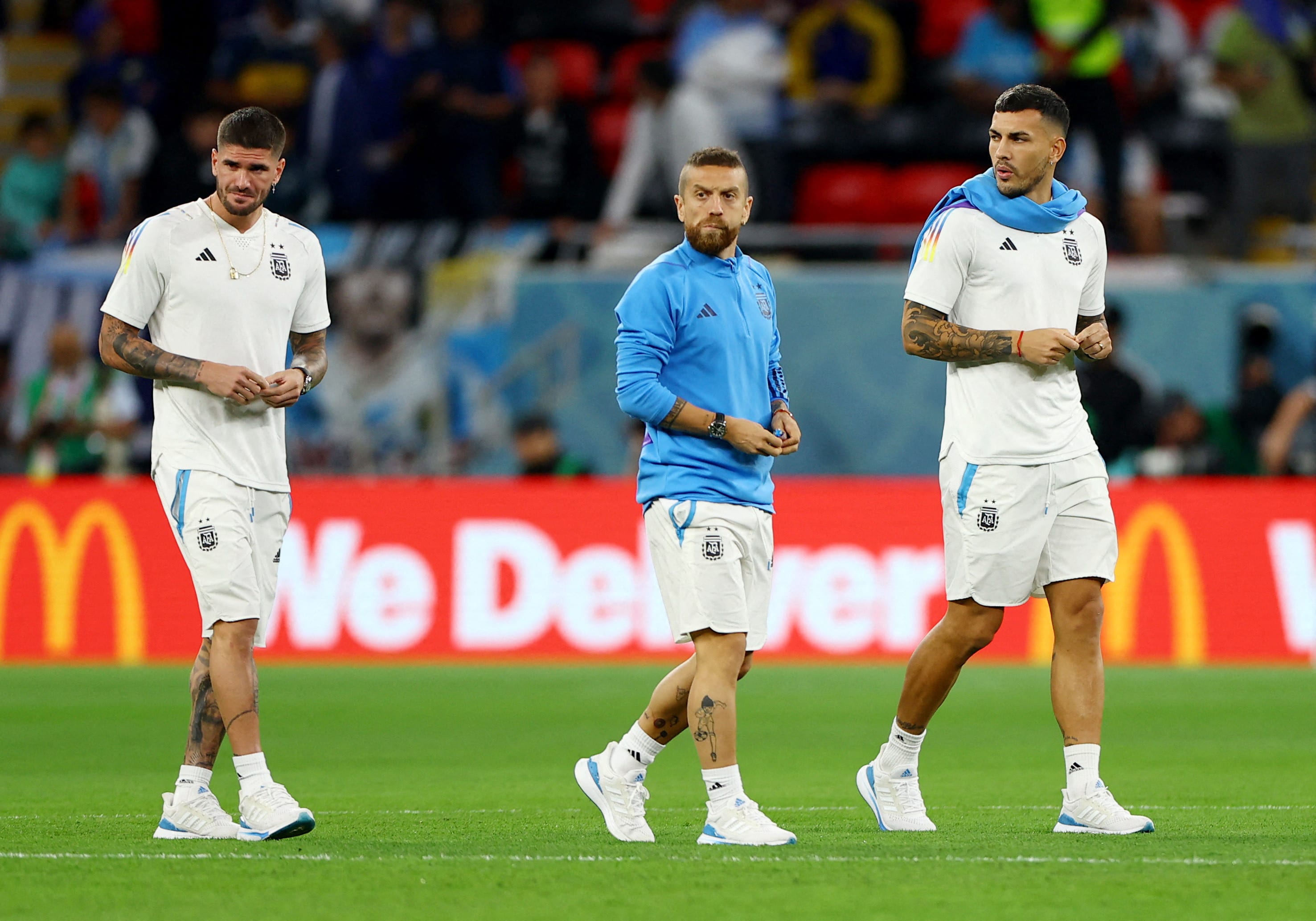 Papo Gomes, Andrew Paredes, Rodrigo de Paul before a match of the Argentina national team against Australia in the 2022 World Cup