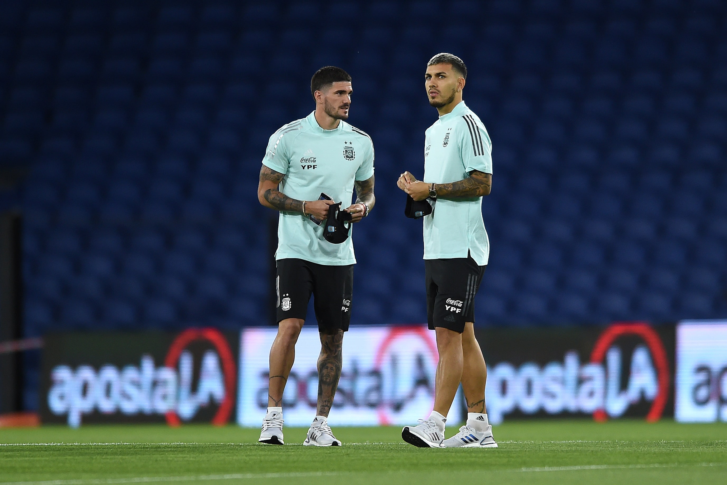 To Andrew Paredes, Rodrigo de Paul before a match of the Argentina national team against Paraguay