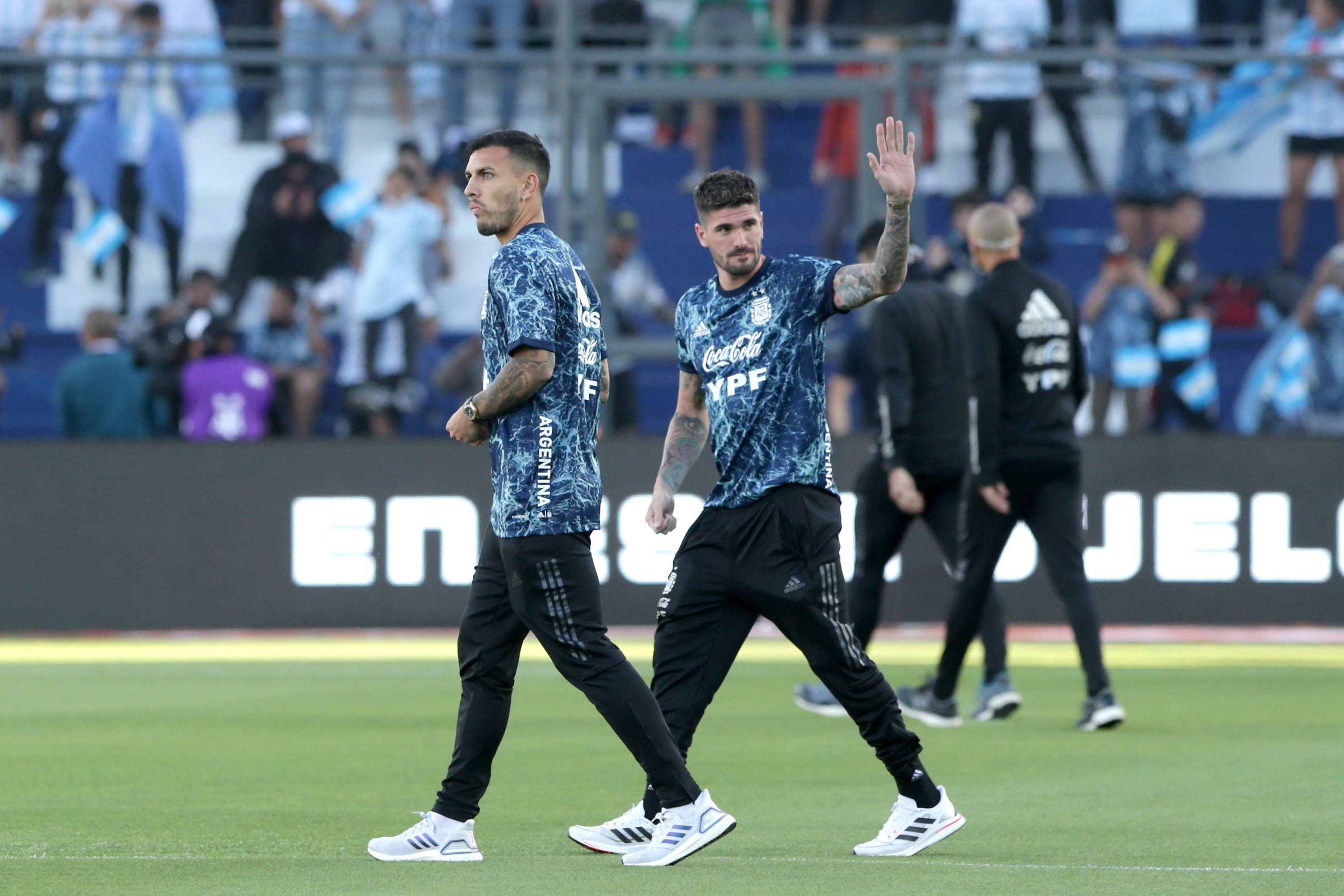 To Andrew Paredes, Rodrigo de Paul before a match of the Argentina national team against Brazil