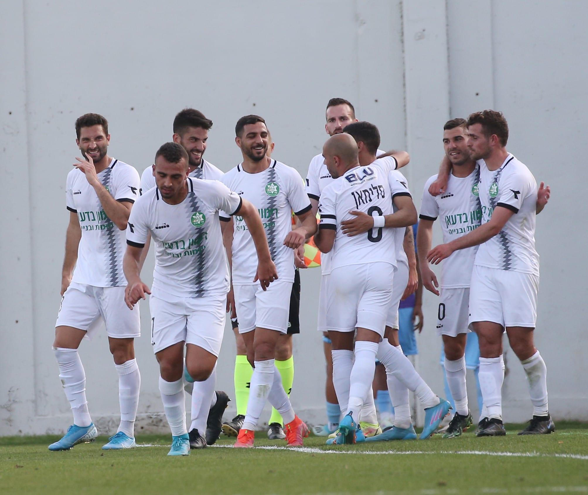 שחקני מכבי אחי נצרת חוגגים