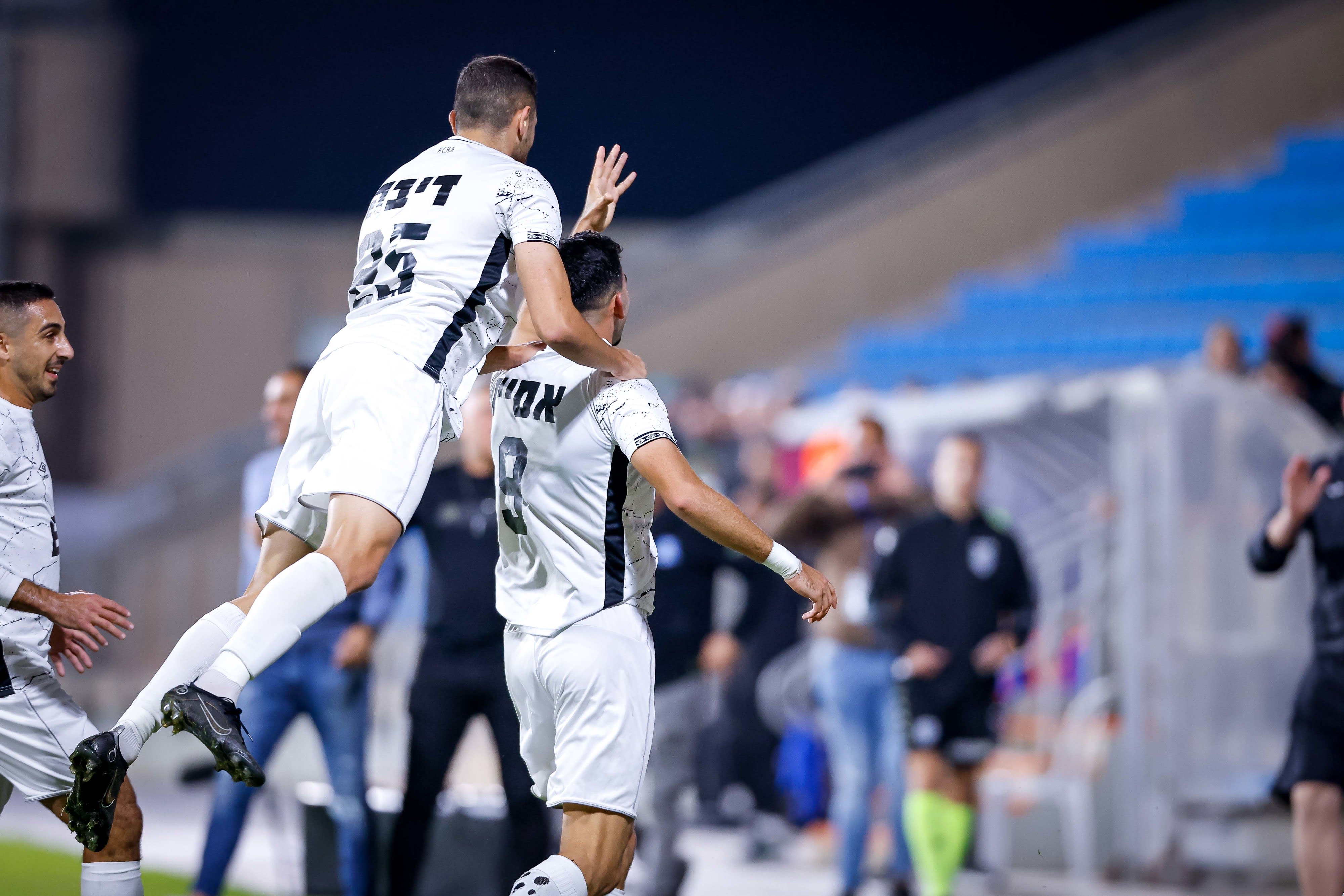 שחקני הפועל עכו חוגגים עם רווה אסייג