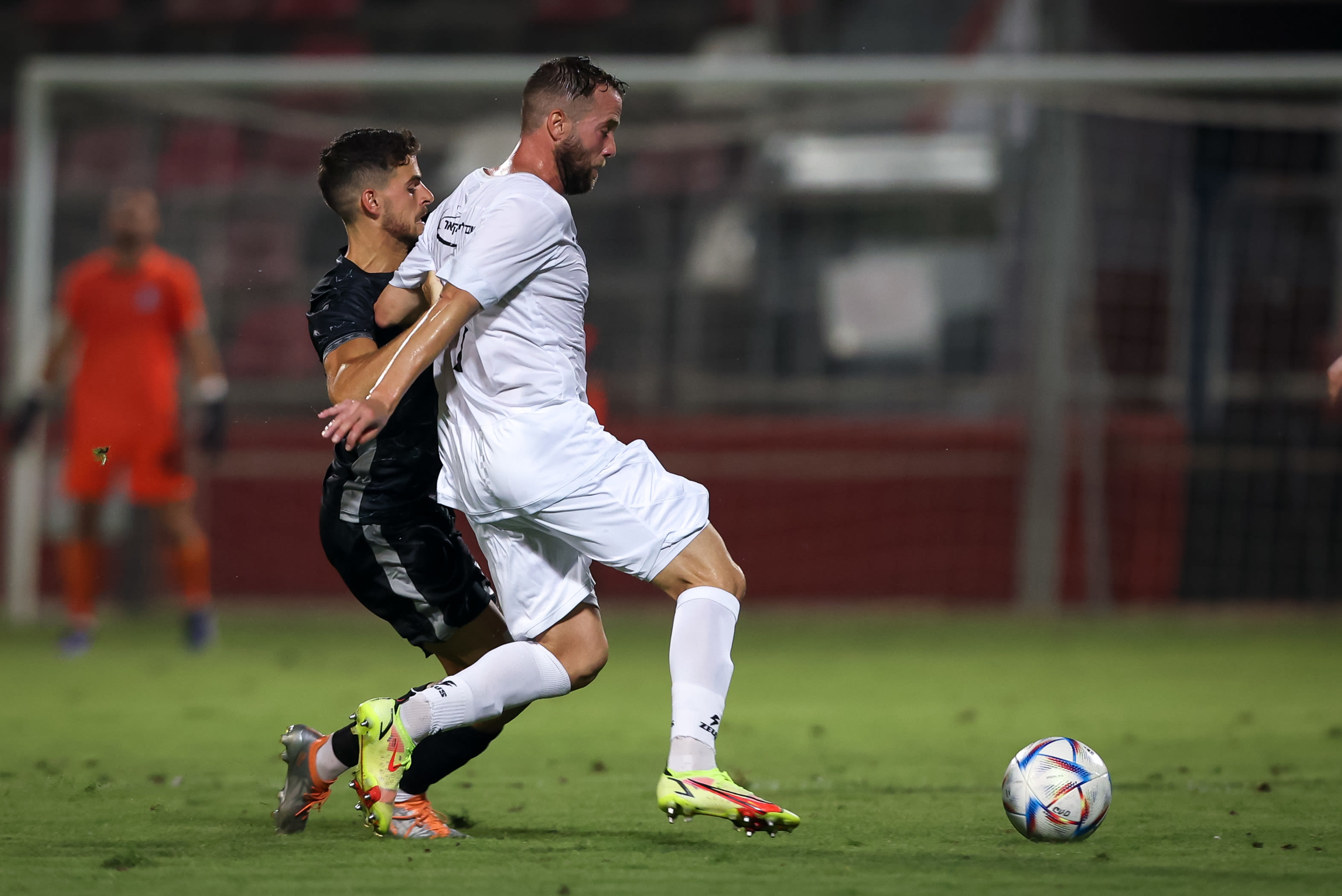 ריף מסיקה שחקן הפועל אום אל פאחם לפני יונתן טפר שחקן הפועל עכו