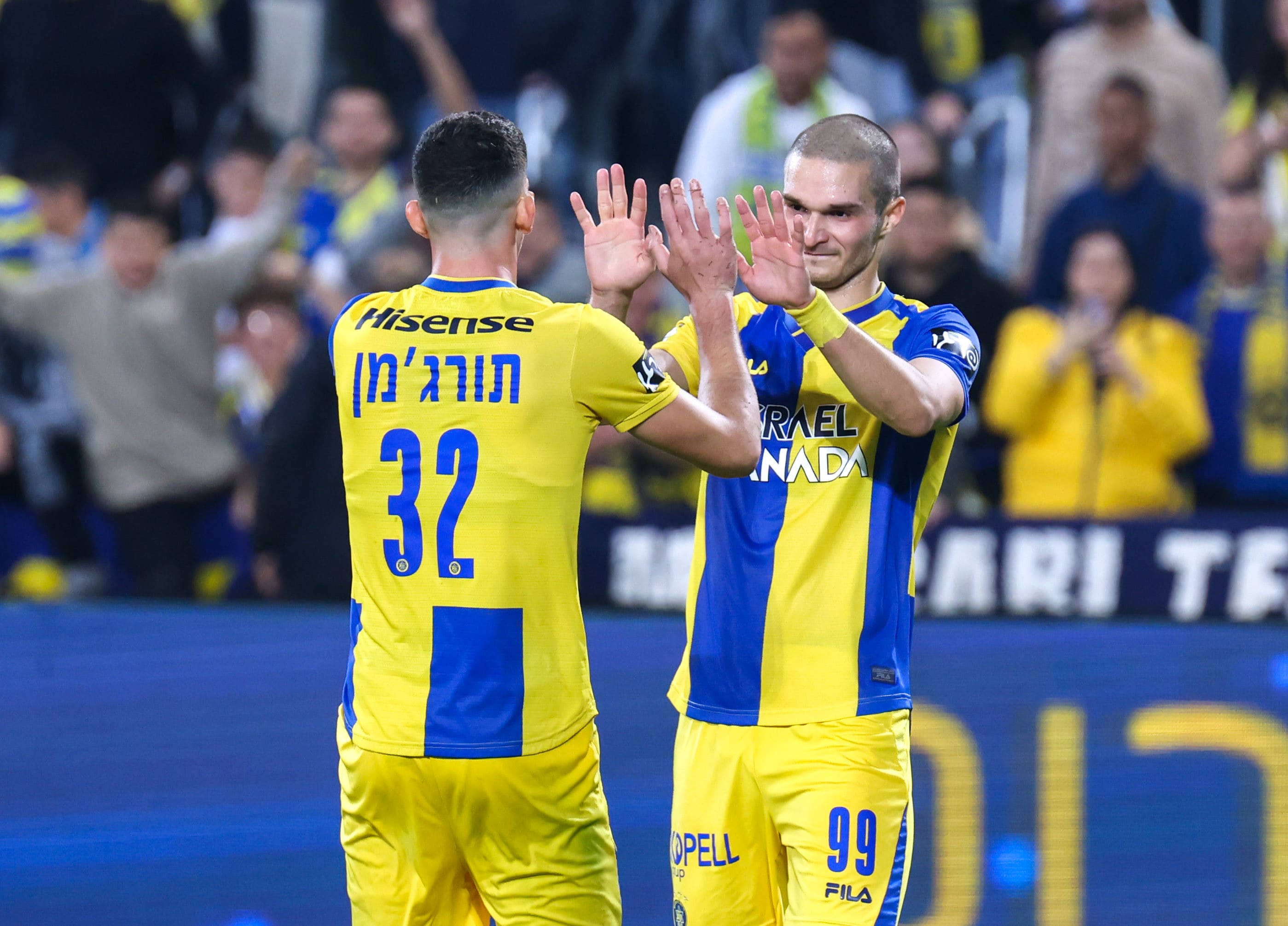 שחקן מכבי תל אביב ג'ורג'ה יובאנוביץ' חוגג עם דור תורג'מן