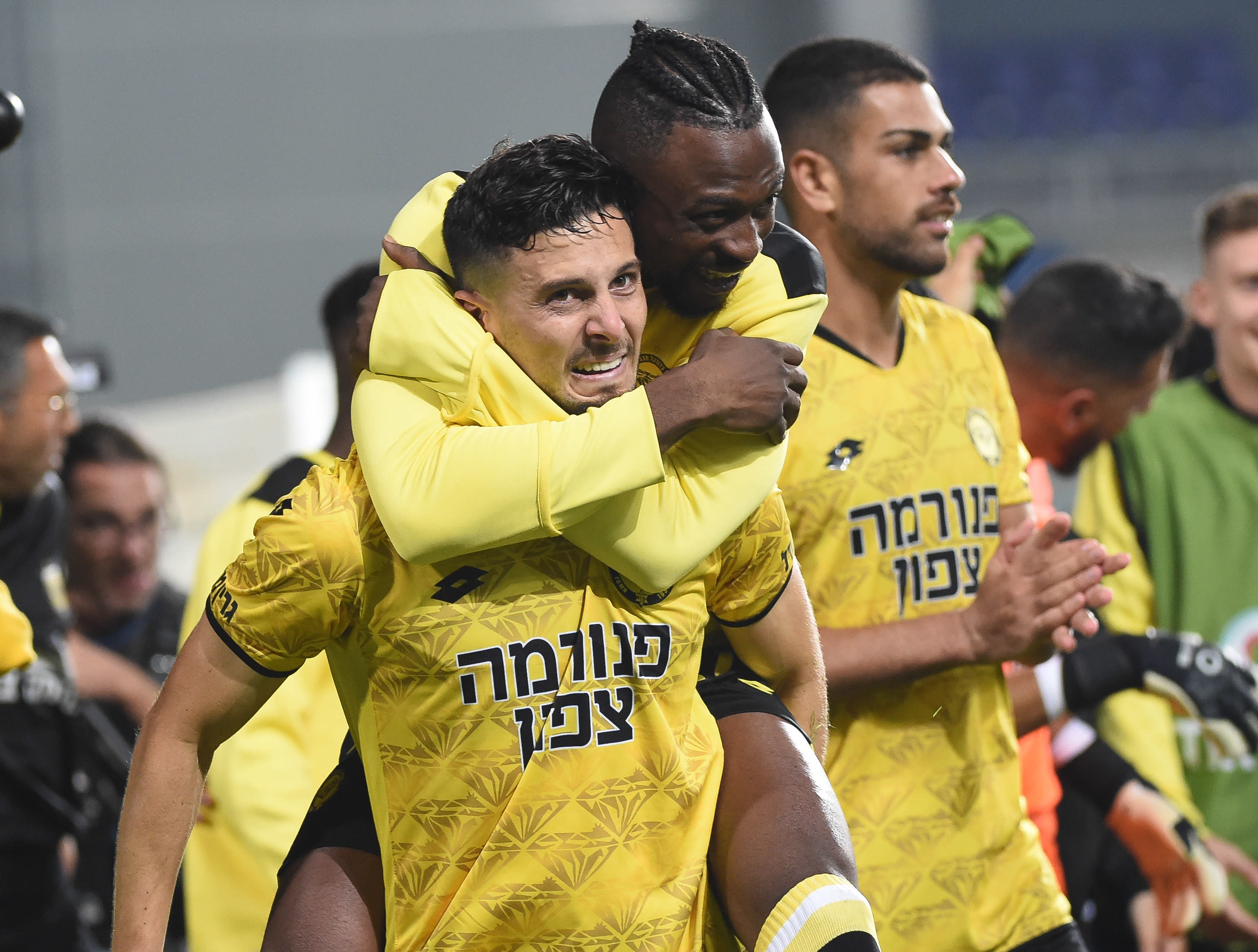 פטריק טוומאסי חוגג ניצחון של מכבי נתניה עם לירן רוטמן