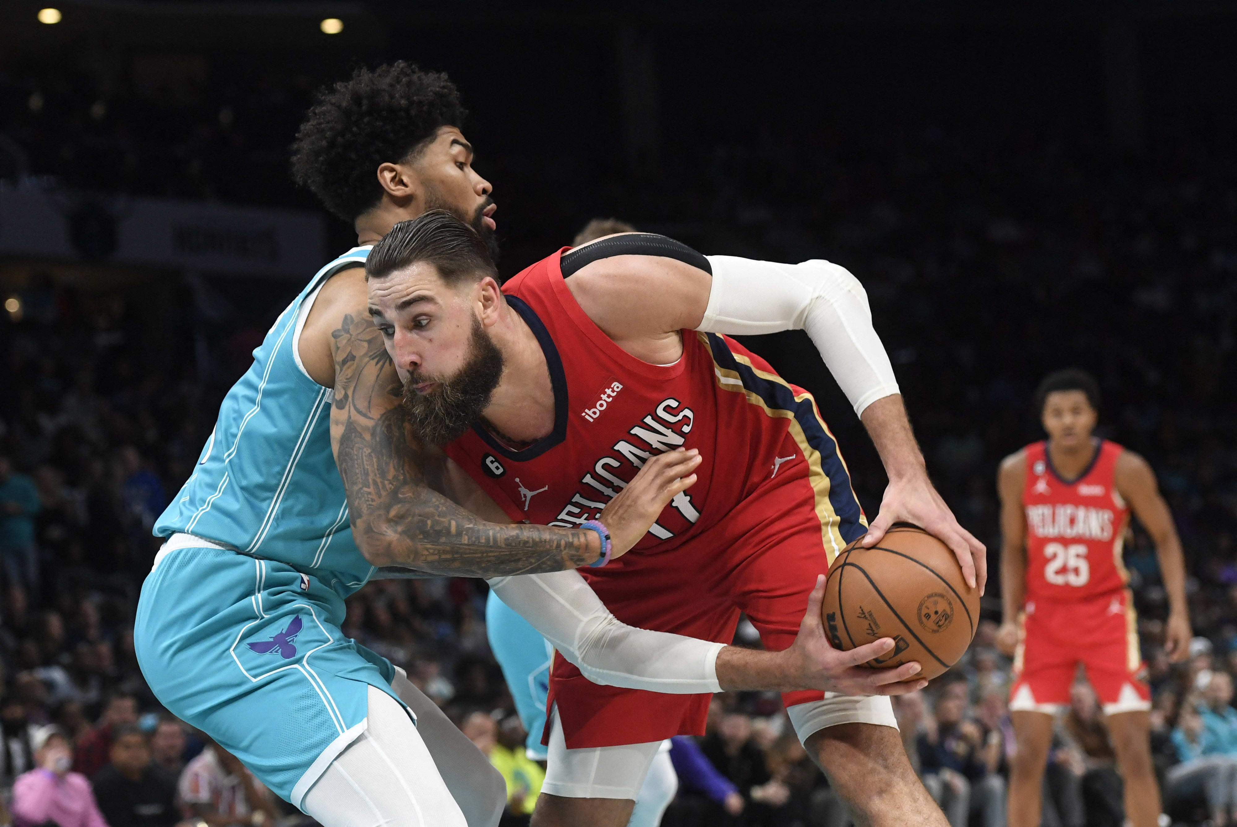 שחקן ניו אורלינס פליקנס יונאס ולנצ'יונאס מול שחקן שארלוט הורנטס ניק ריצ'רדס