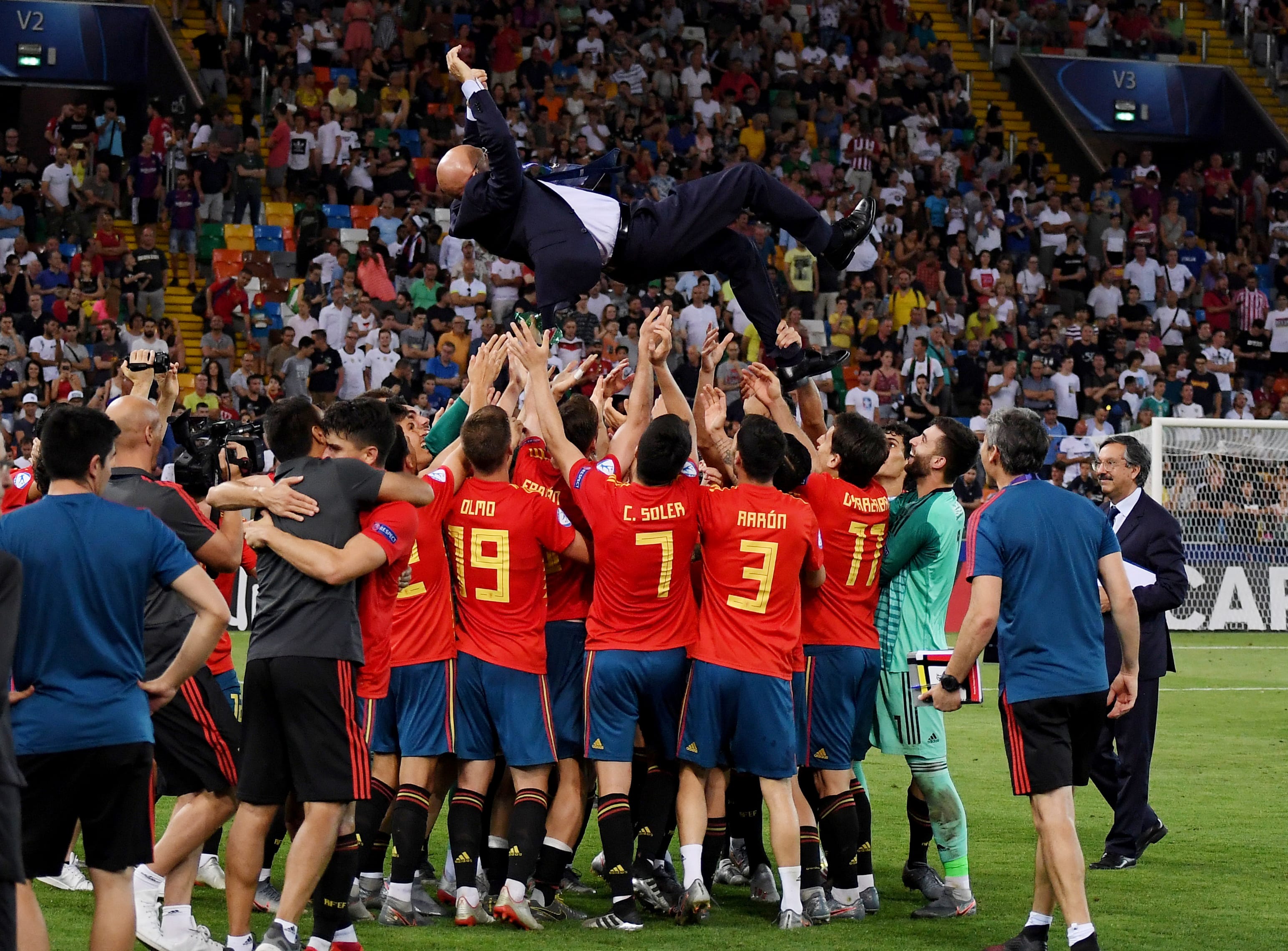 שחקני נבחרת ספרד הצעירה מניפים את המאמן לואיס דה לה פואנטה