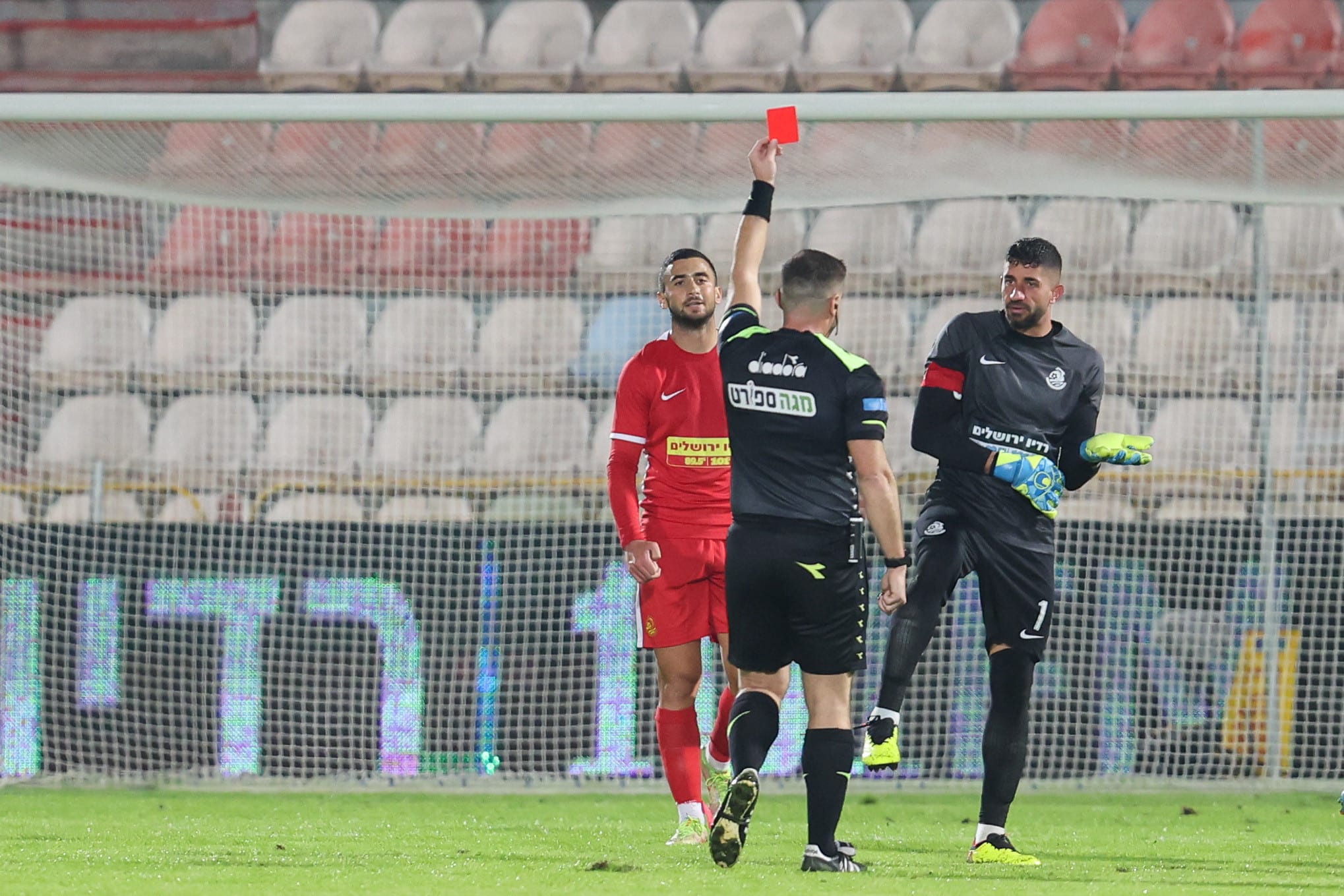 שלום בן אברהם מרחיק את שוער מ.ס. אשדוד יואב ג'רפי