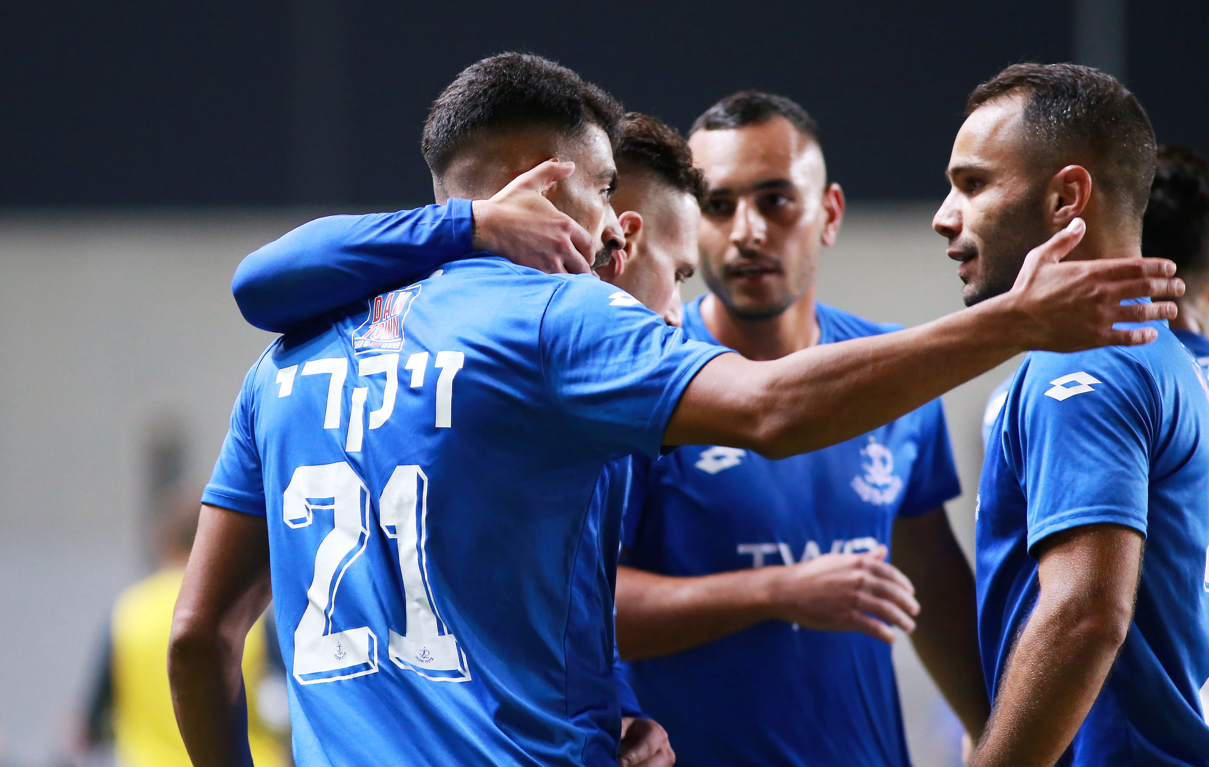 שחקני הפועל פתח תקוה חוגגים עם רועי זיקרי