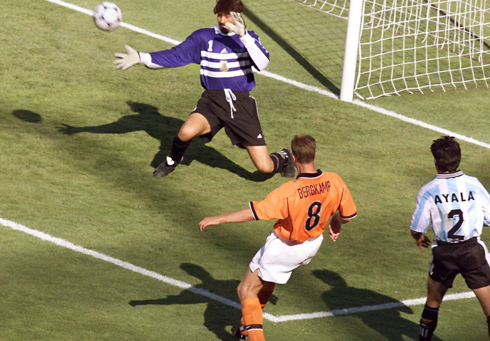חלוץ נבחרת הולנד דניס ברגקאמפ כובש נגד ארגנטינה ב-1998