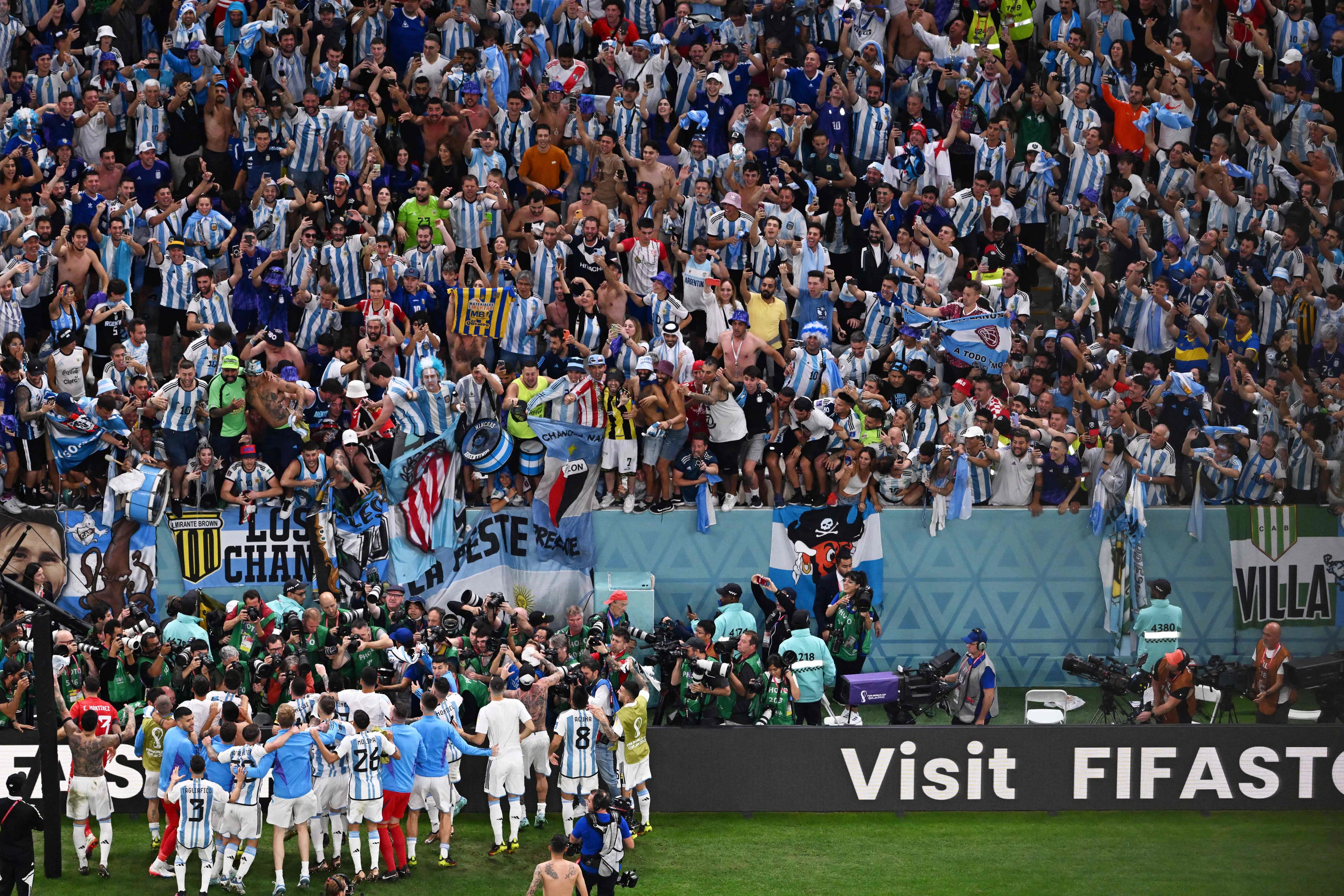 אוהדי נבחרת ארגנטינה חוגגים עם השחקנים