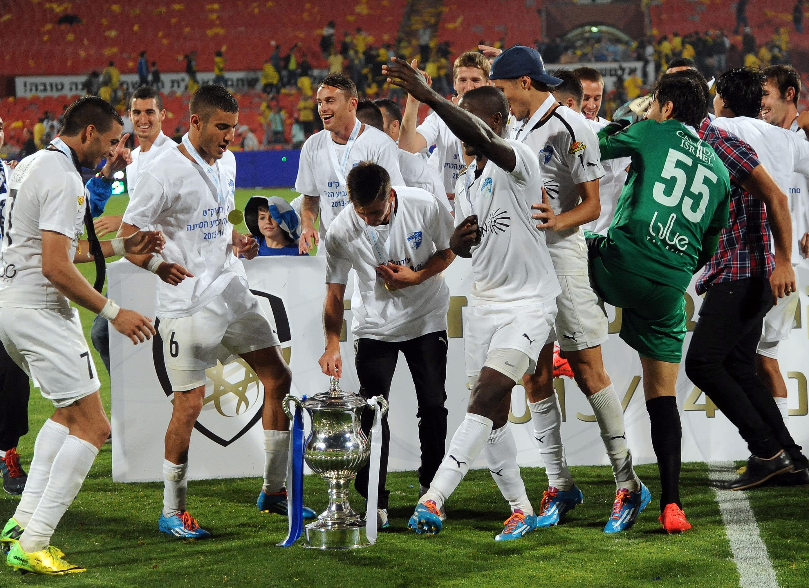 שחקני עירוני קרית שמונה עם גביע המדינה