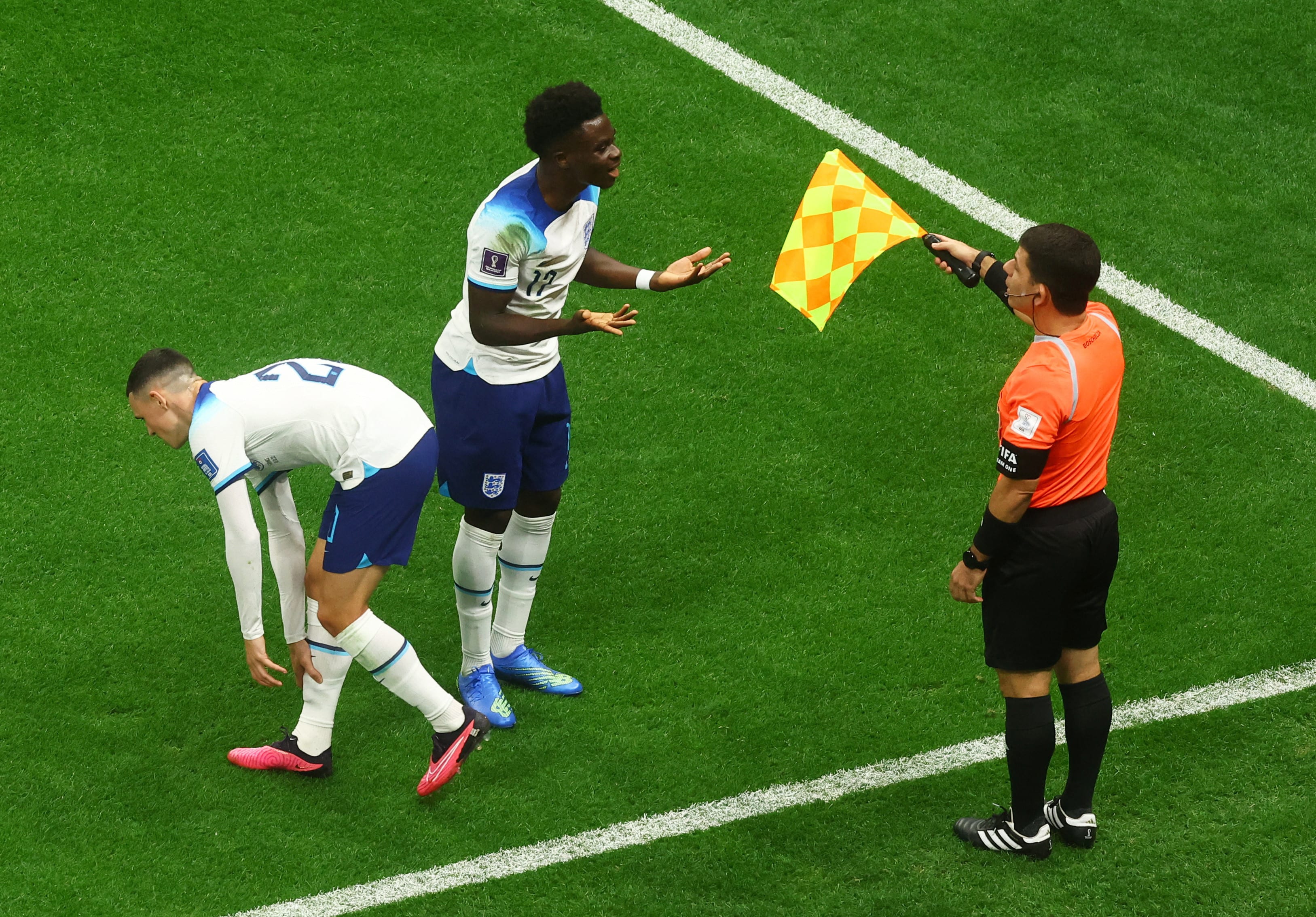 שחקן נבחרת אנגליה, בוקאיו סאקה, ליד הקוון במשחק נגד צרפת במונדיאל 2022