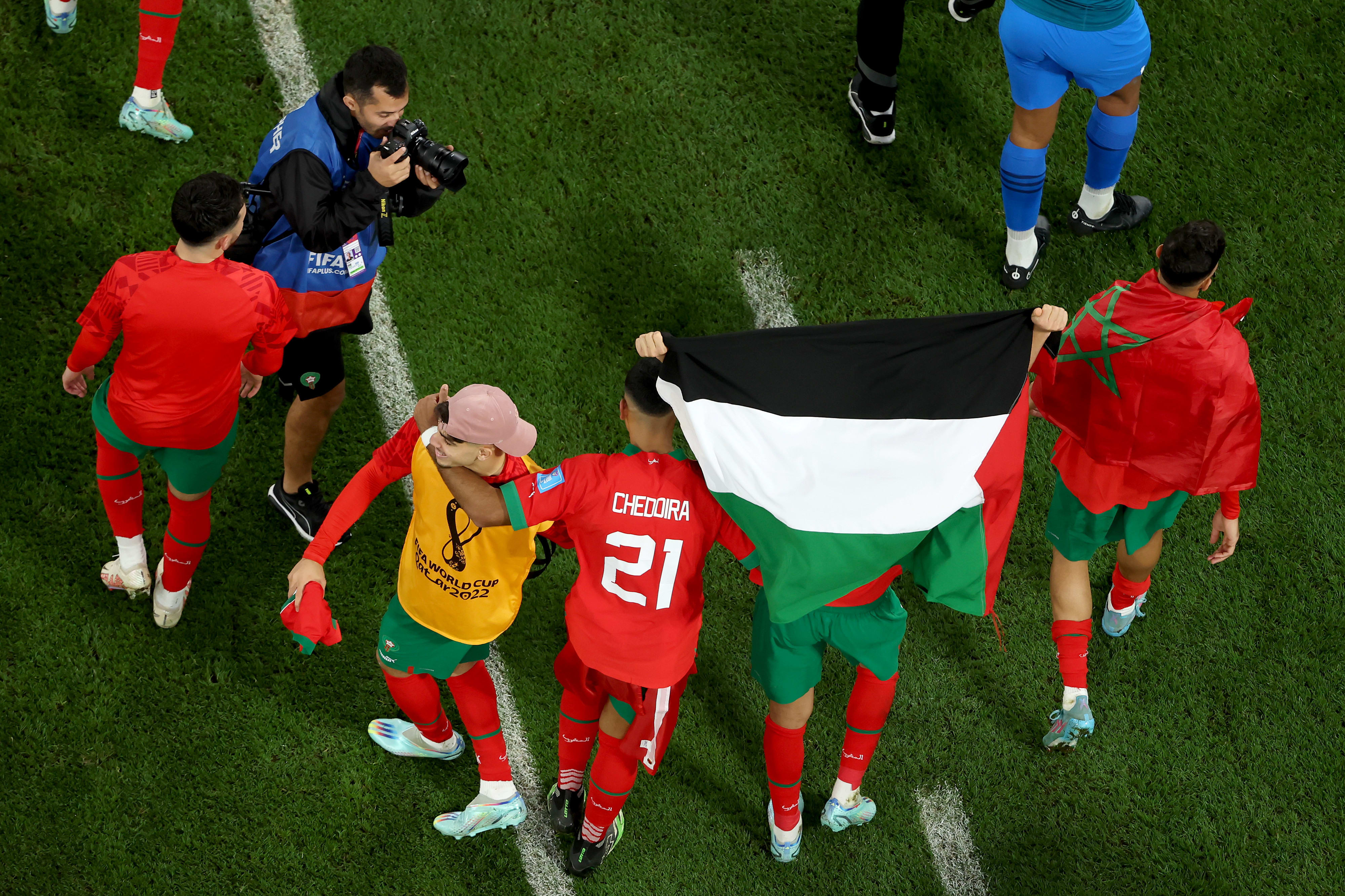 שחקני נבחרת מרוקו חוגגים עם דגל פלסטין