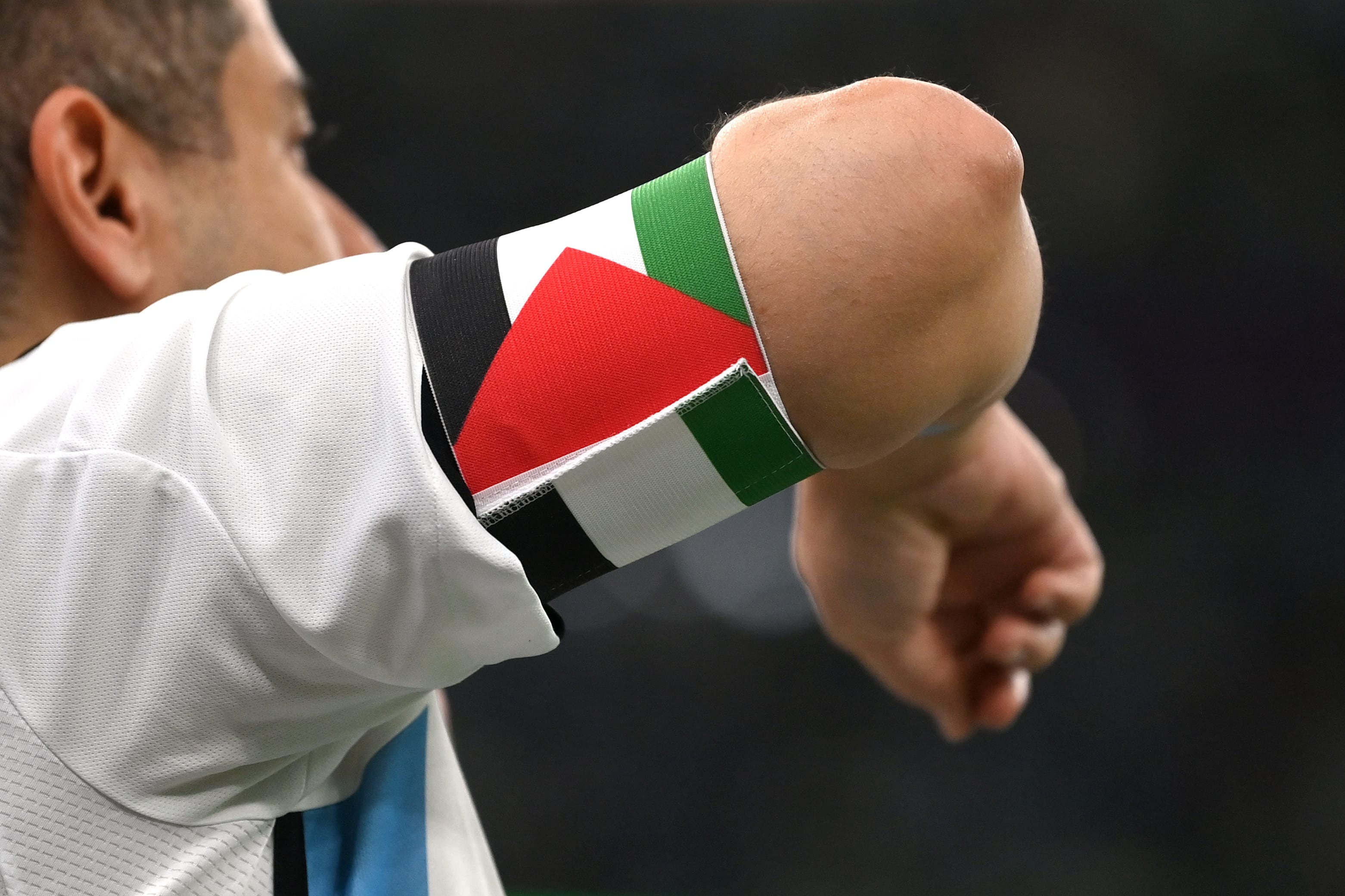 אוהד נבחרת ארגנטינה עם סרט קפטן בעיצוב של דגל פלסטין