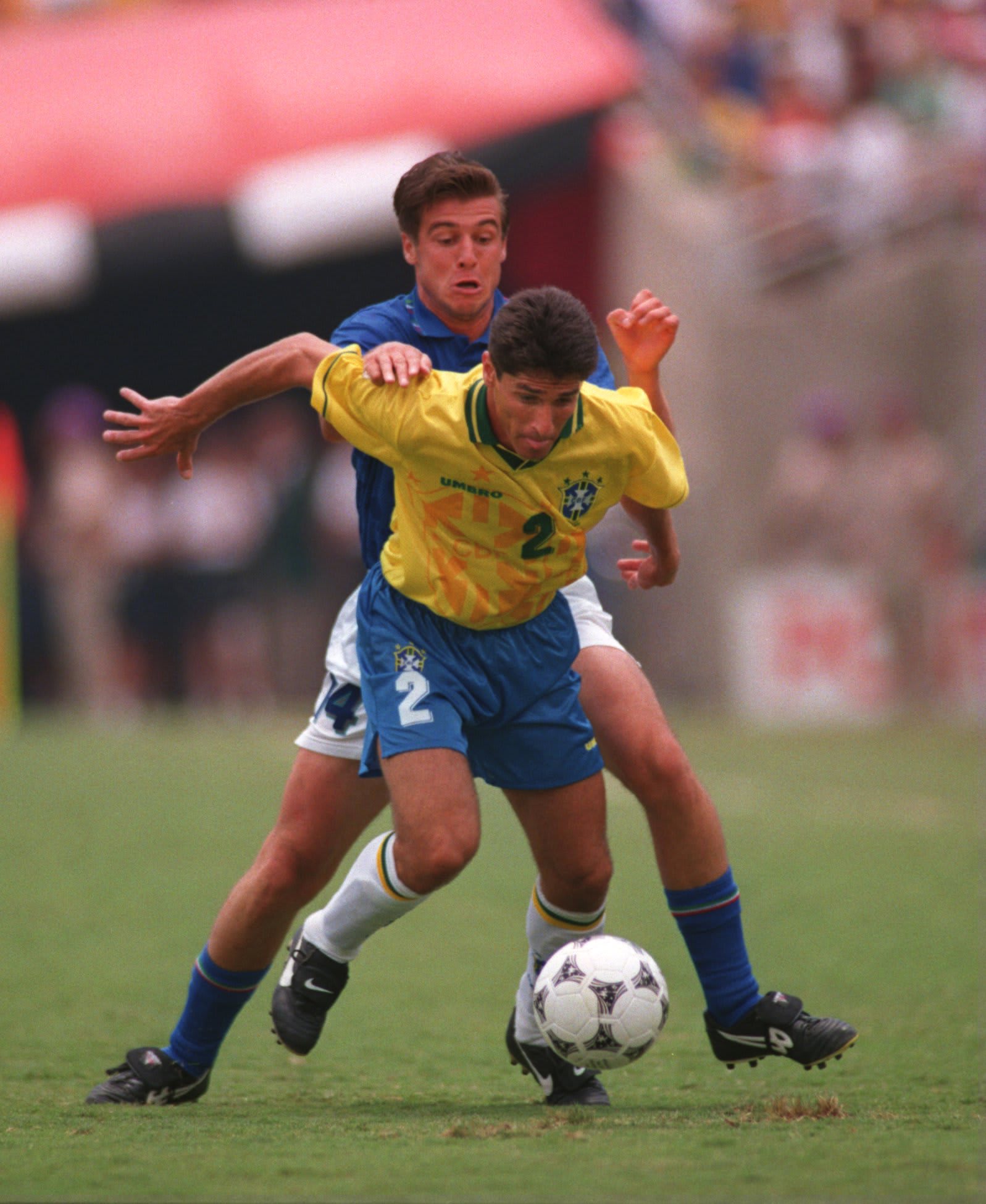 גמר מונדיאל 1994: שחקן נבחרת איטליה, ניקולה ברטי מול שחקן נבחרת ברזיל, ז'ורז'יניו