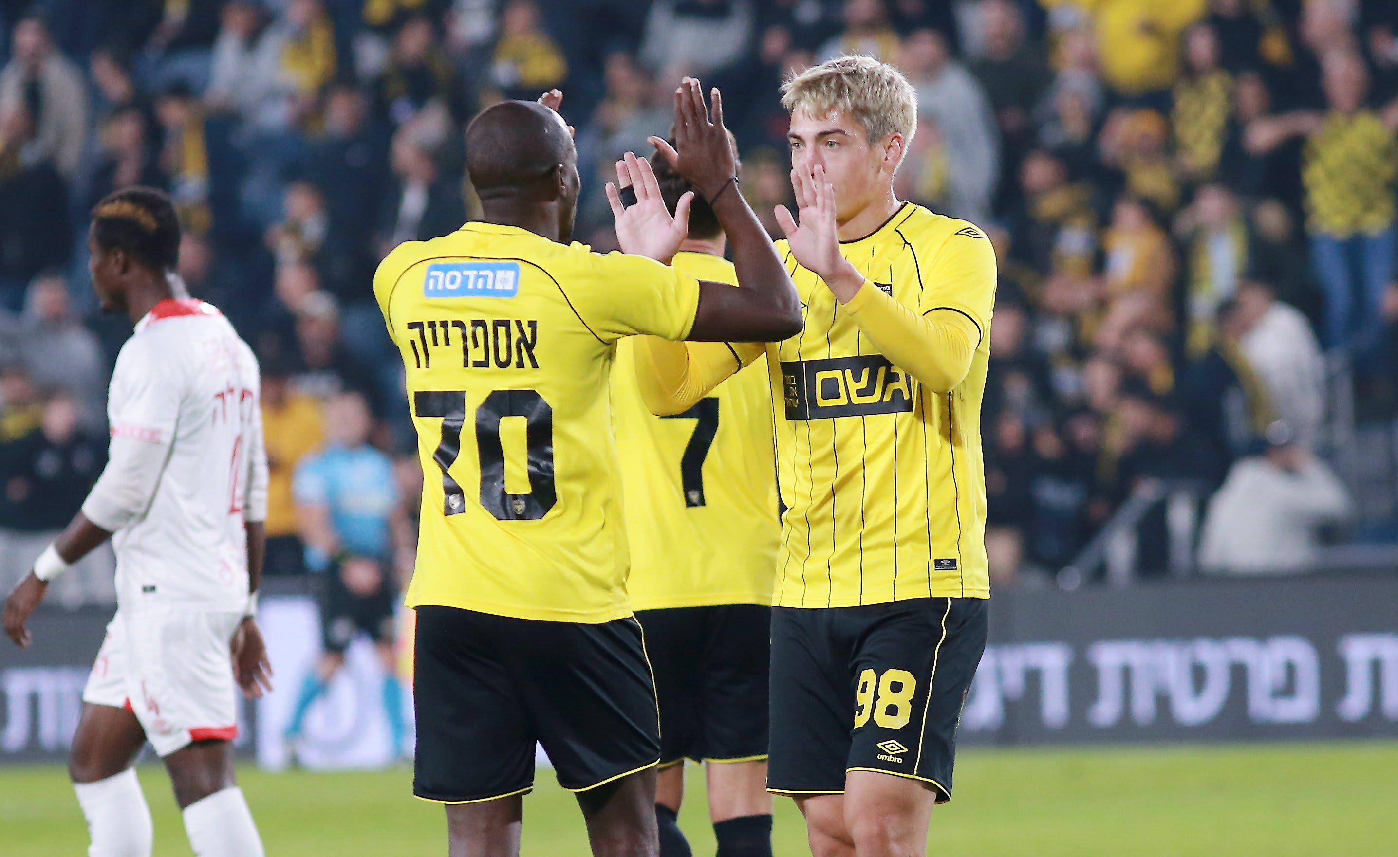 שחקן בית"ר ירושלים, יון ניקולאסקו, חוגג עם דנילו אספרייה