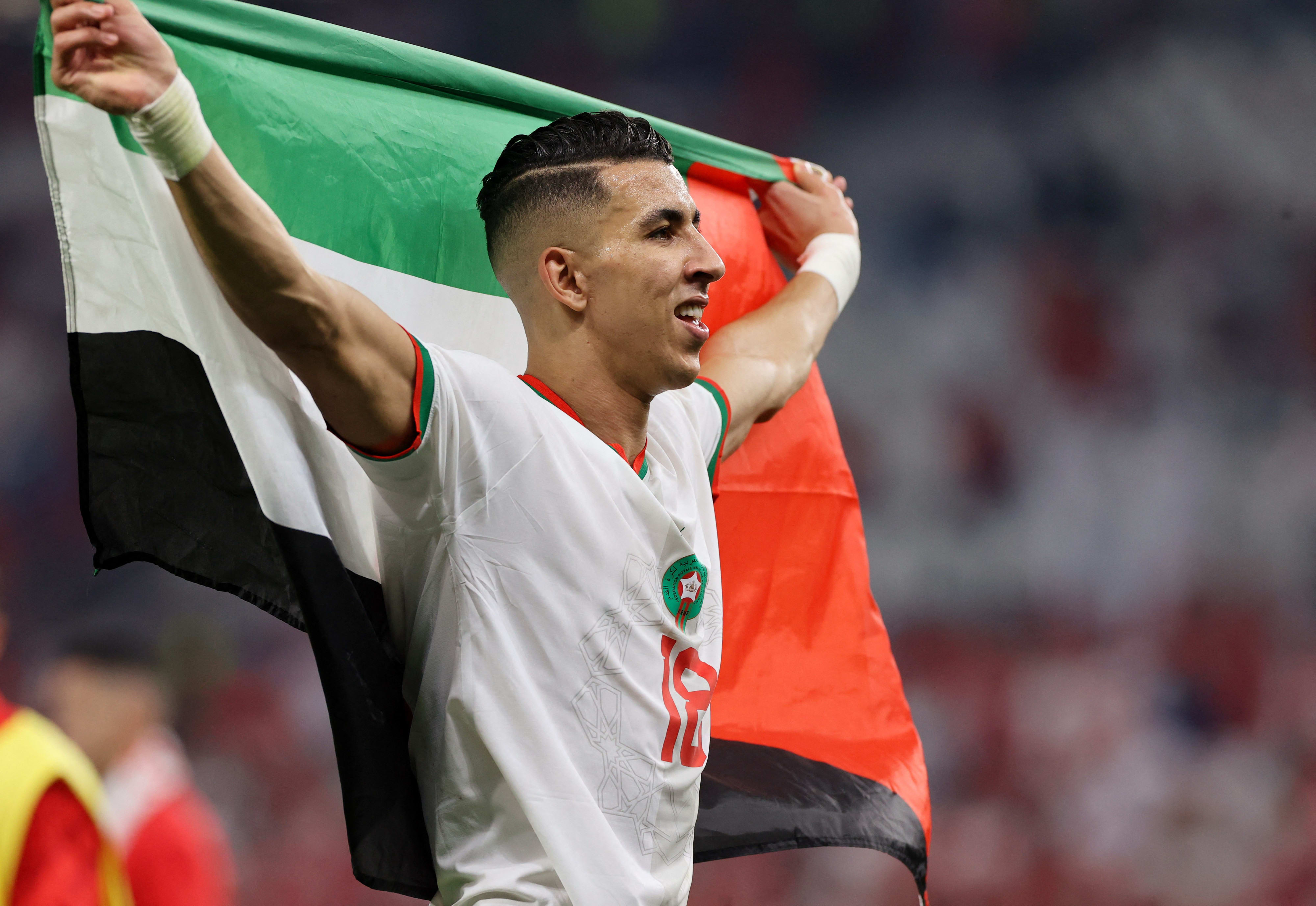 שחקן נבחרת מרוקו, ג'וואד אל יאמיק, חוגג עם דגל פלסטין