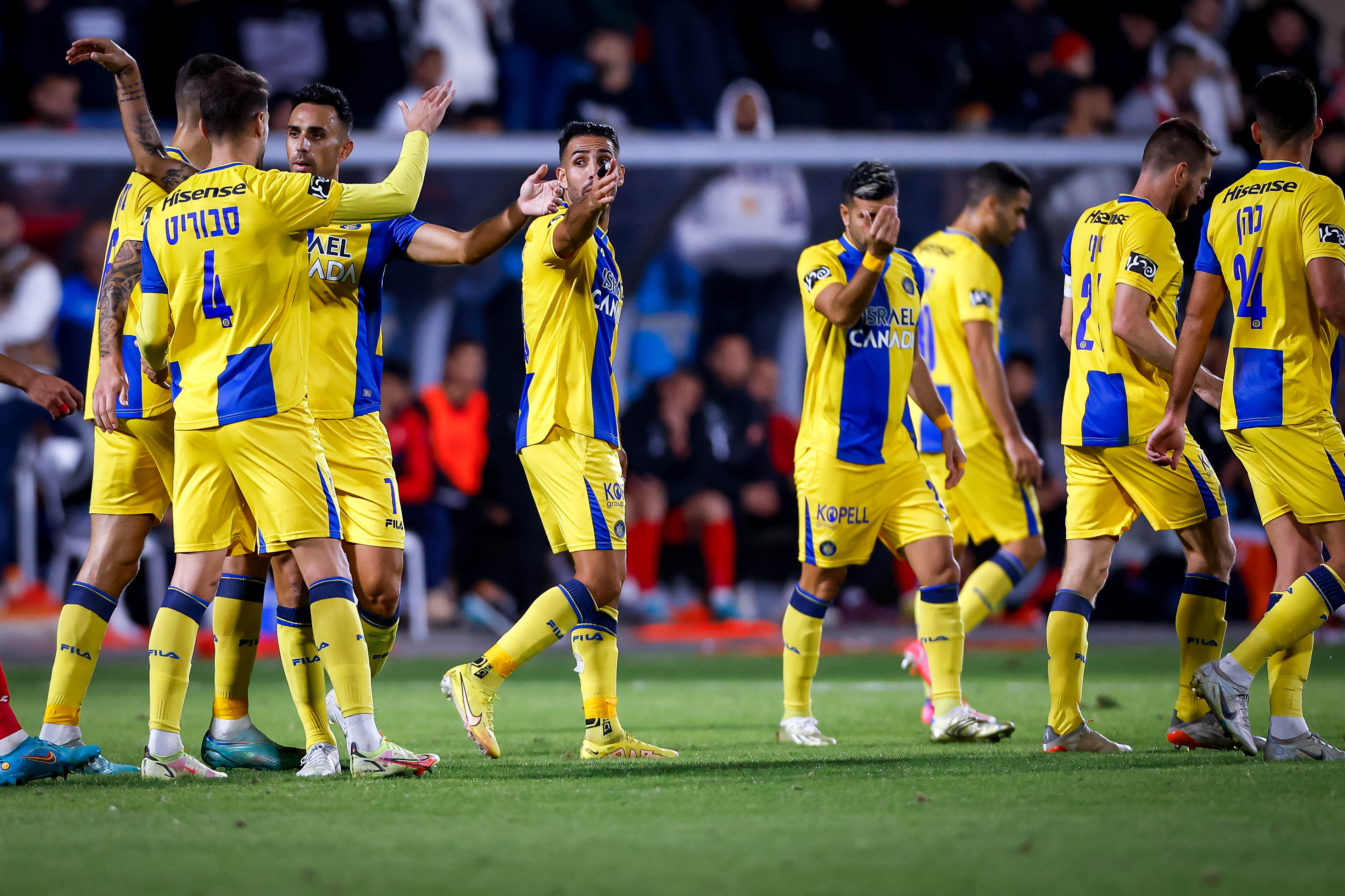 שחקני מכבי תל אביב חוגגים