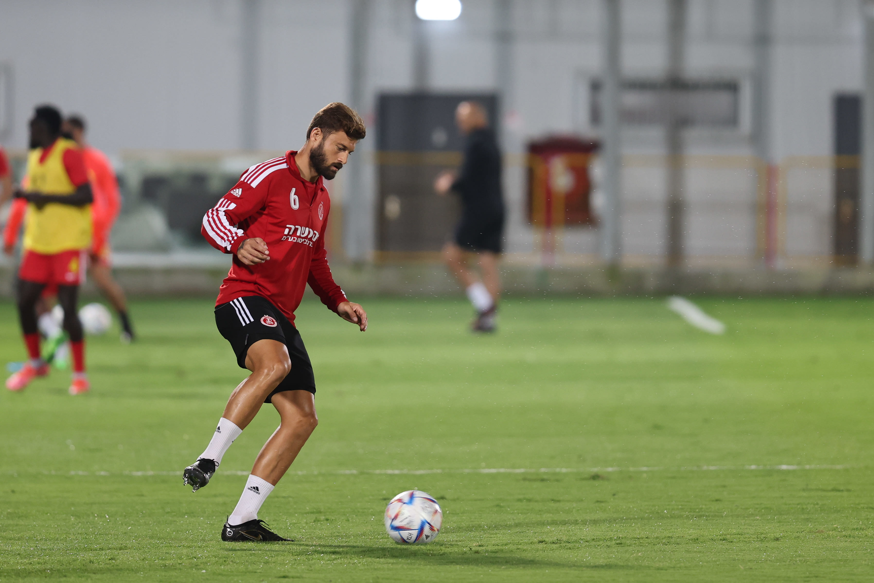 אדי גוטליב שחקן הפועל תל אביב בחימום