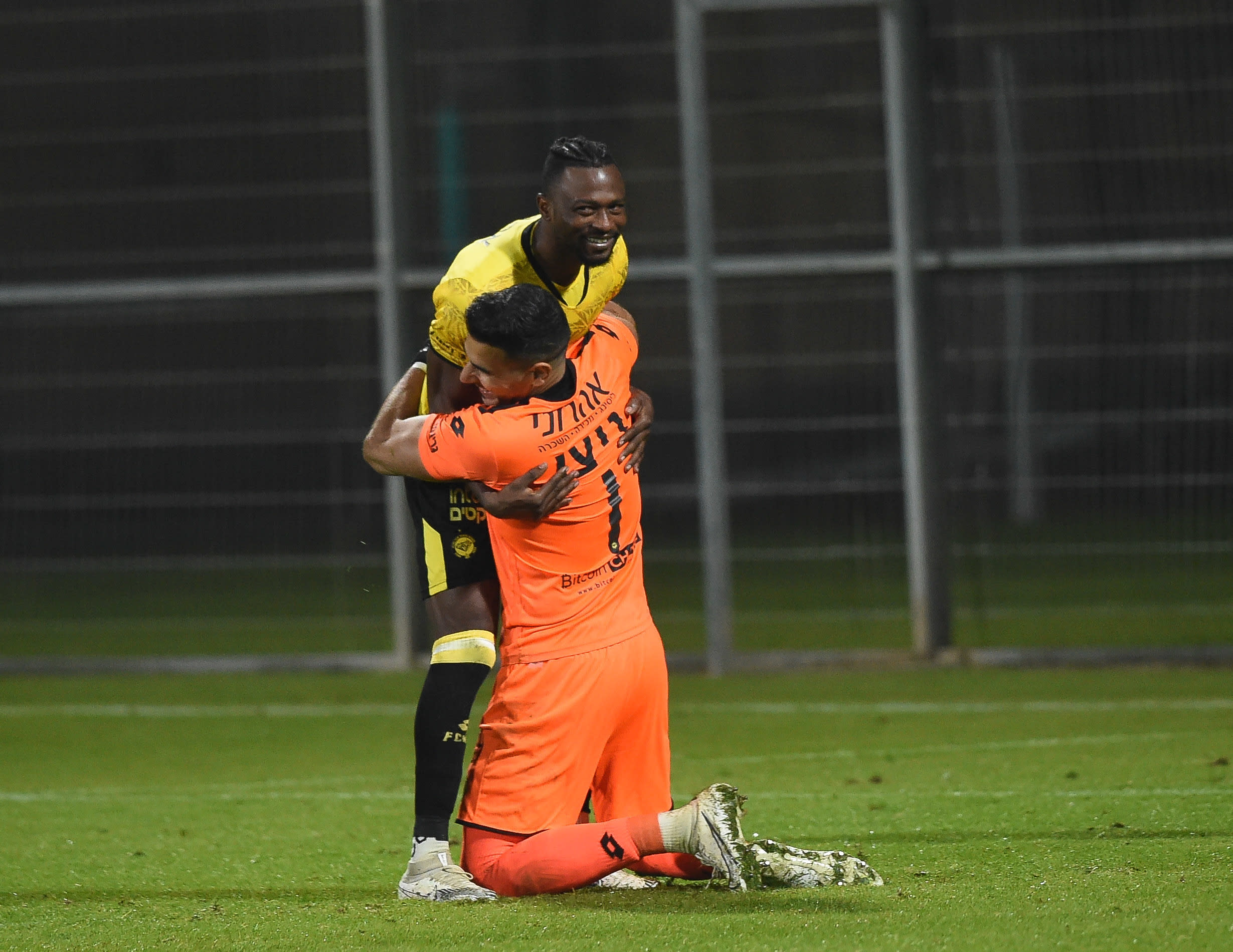 איתמר ניצן, שוער מכבי נתניה לצד פטריק טוומאסי