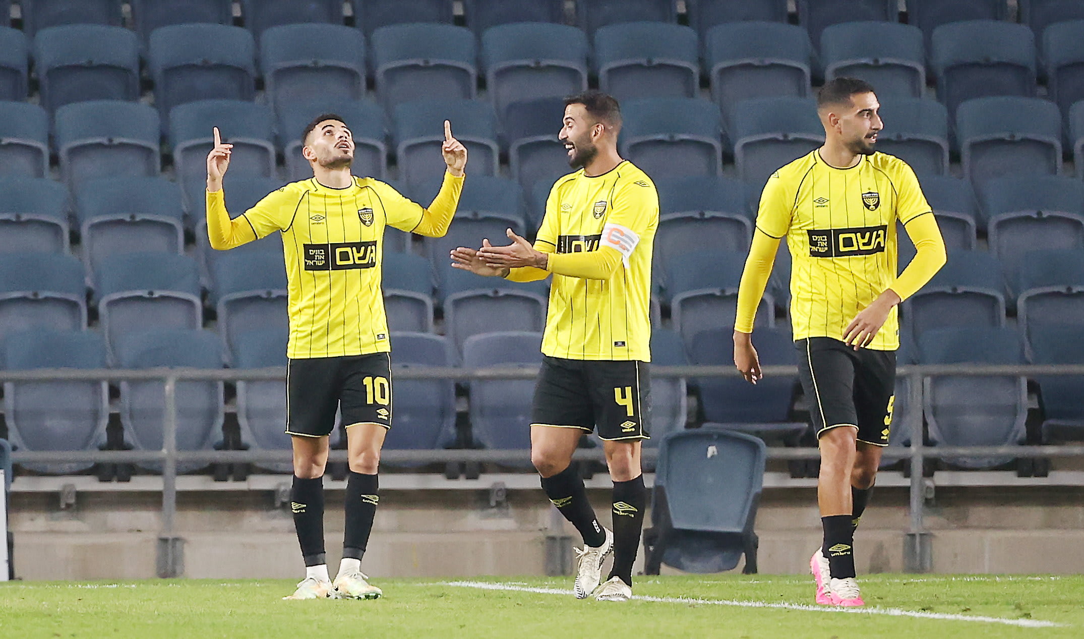 בר כהן חוגג שער של בית"ר ירושלים ליד אוראל דגני, אור זהבי