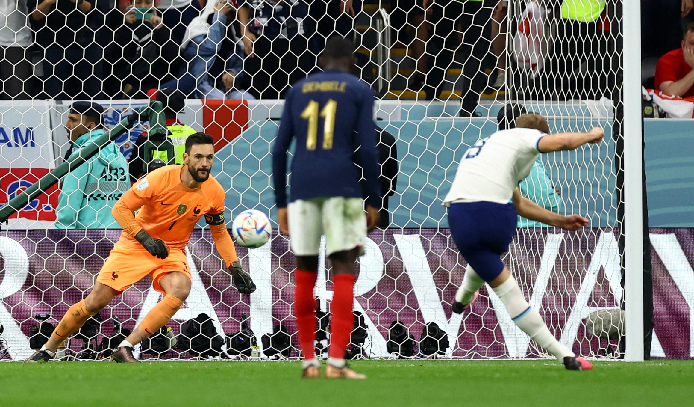 הארי קיין שחקן נבחרת אנגליה כובש בפנדל מול הוגו לוריס שוער נבחרת צרפת