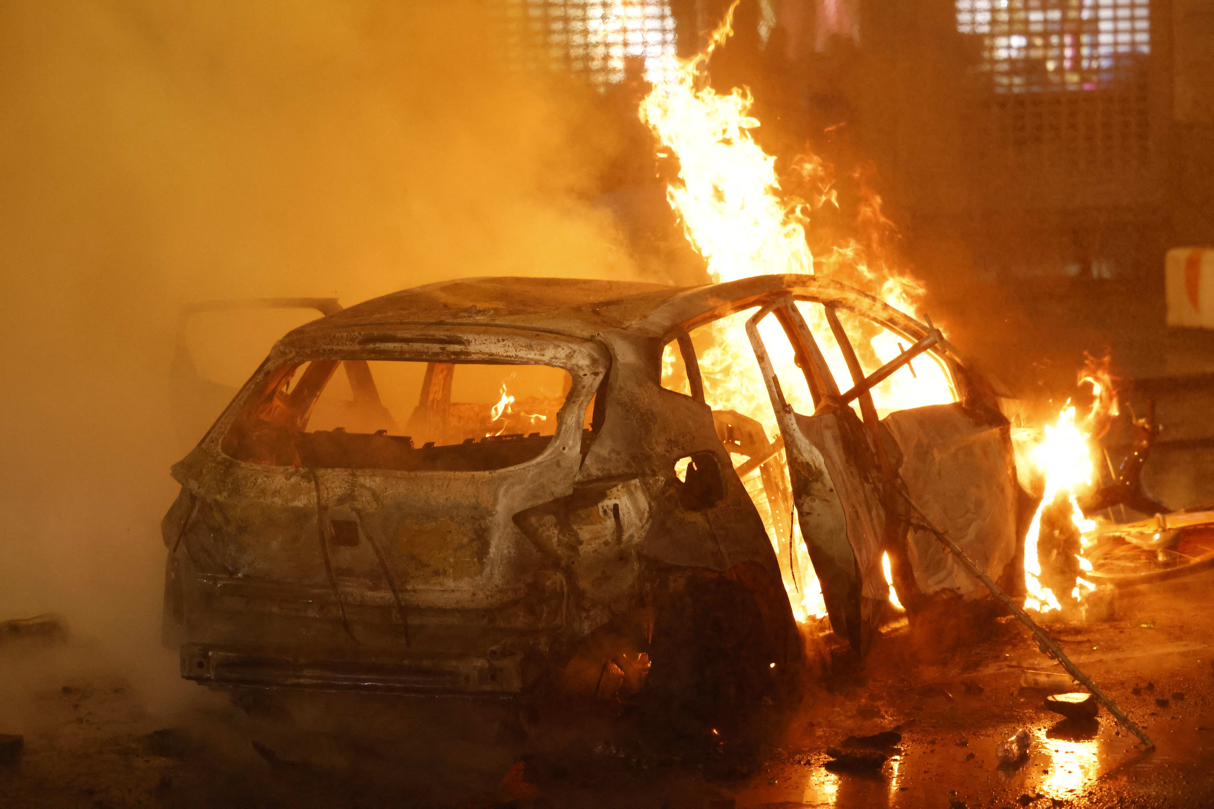 רכב שרוף בבריסל במהלך החגיגות של אוהדי נבחרת מרוקו אחרי הניצחון על בלגיה