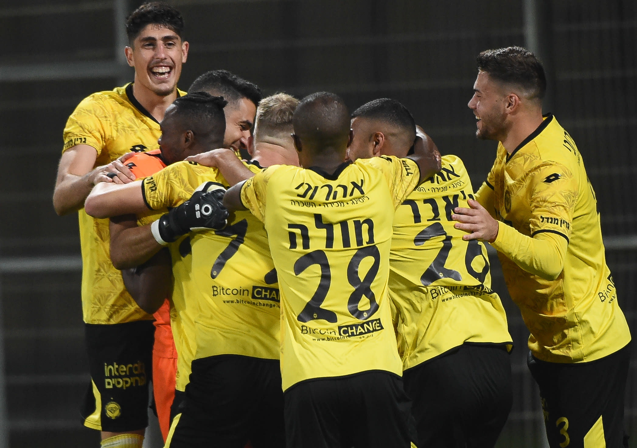 שחקני מכבי נתניה חוגגים