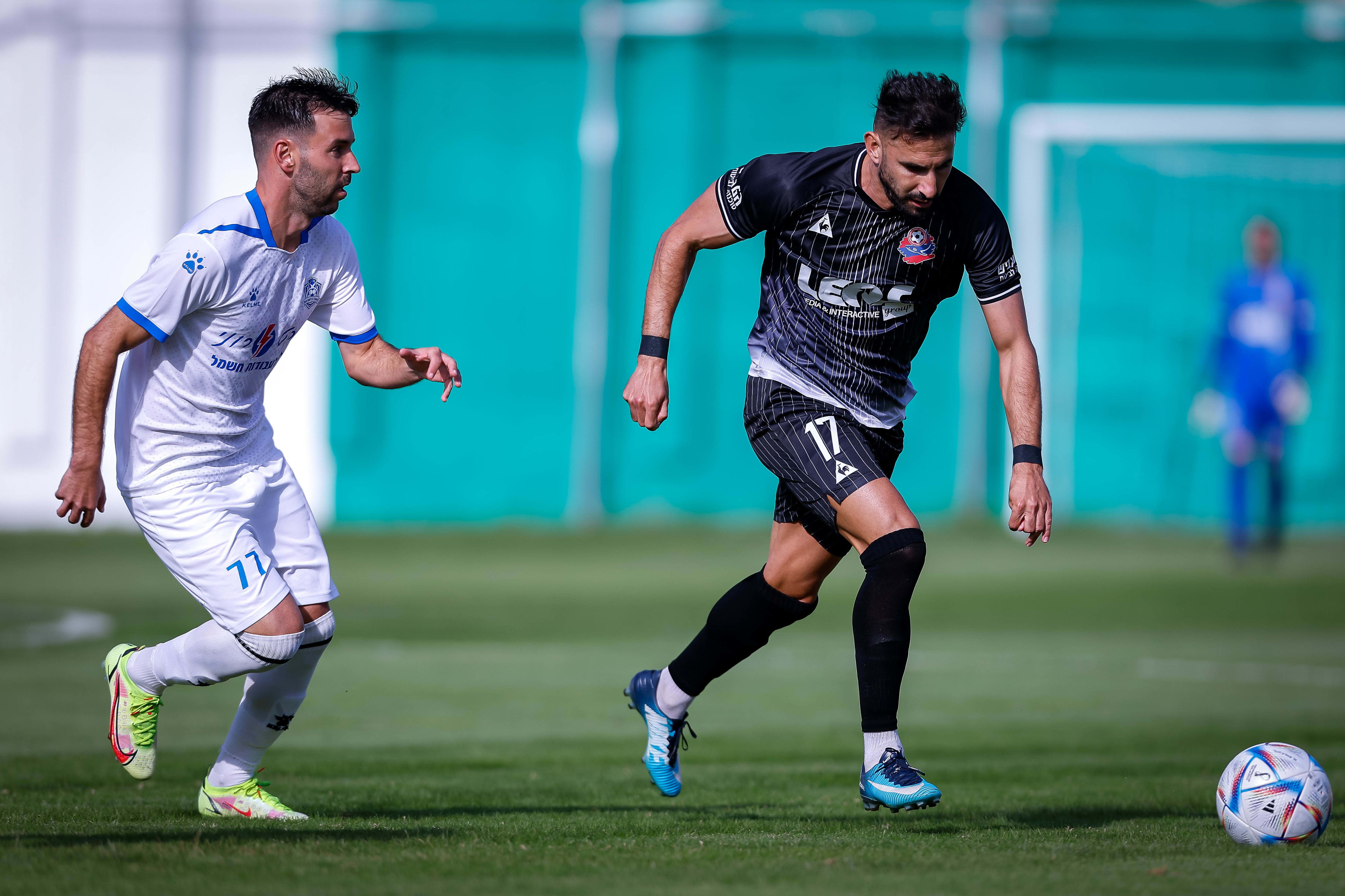 שחקן הפועל חיפה אלון תורג'מן, מול שחקן איחוד בני שפרעם, אבירן תורג'מן