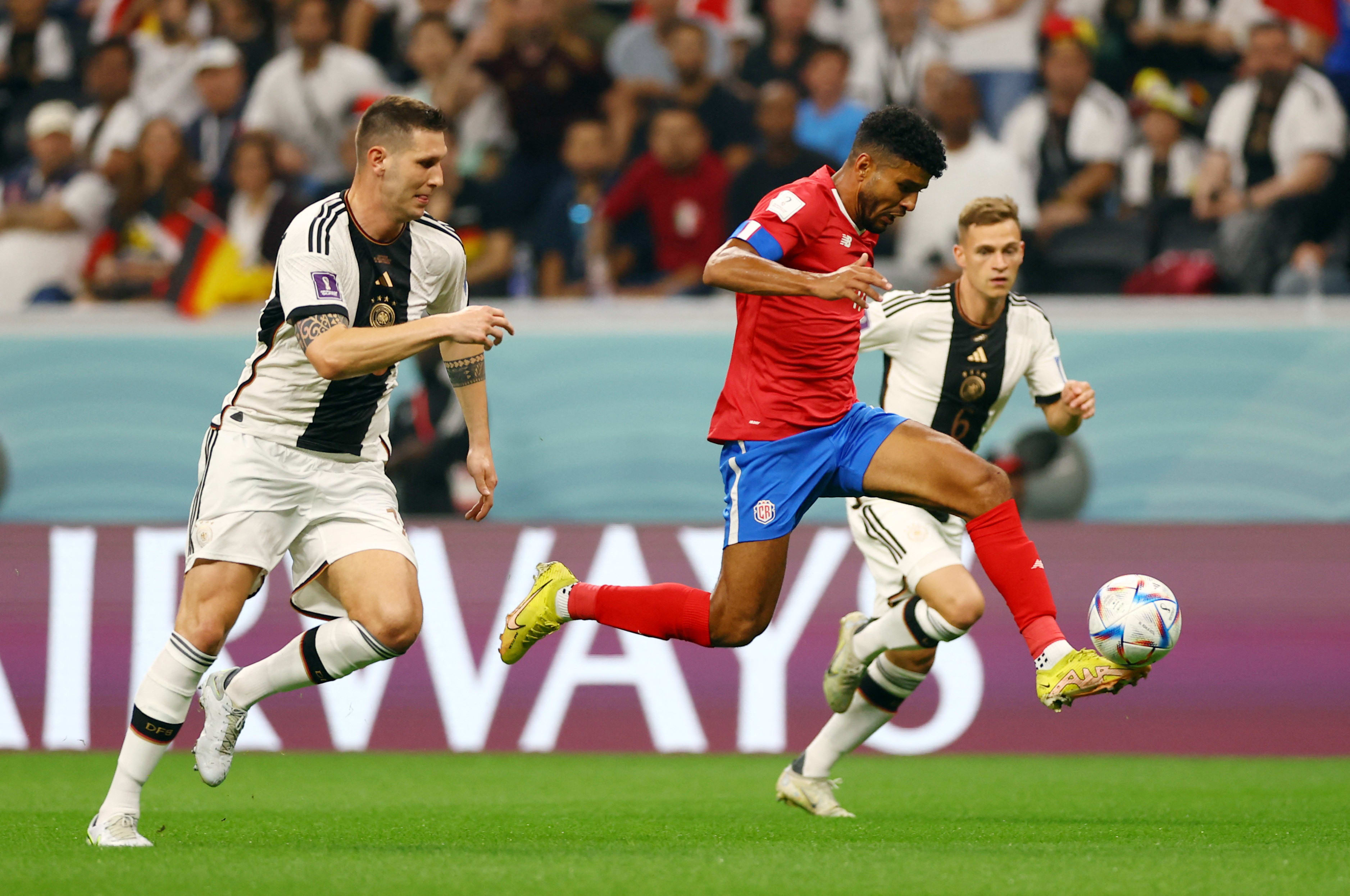 שחקן נבחרת קוסטה ריקה, ג'והאן ונגאס, לפני שחקן נבחרת גרמניה ניקאלס זולה