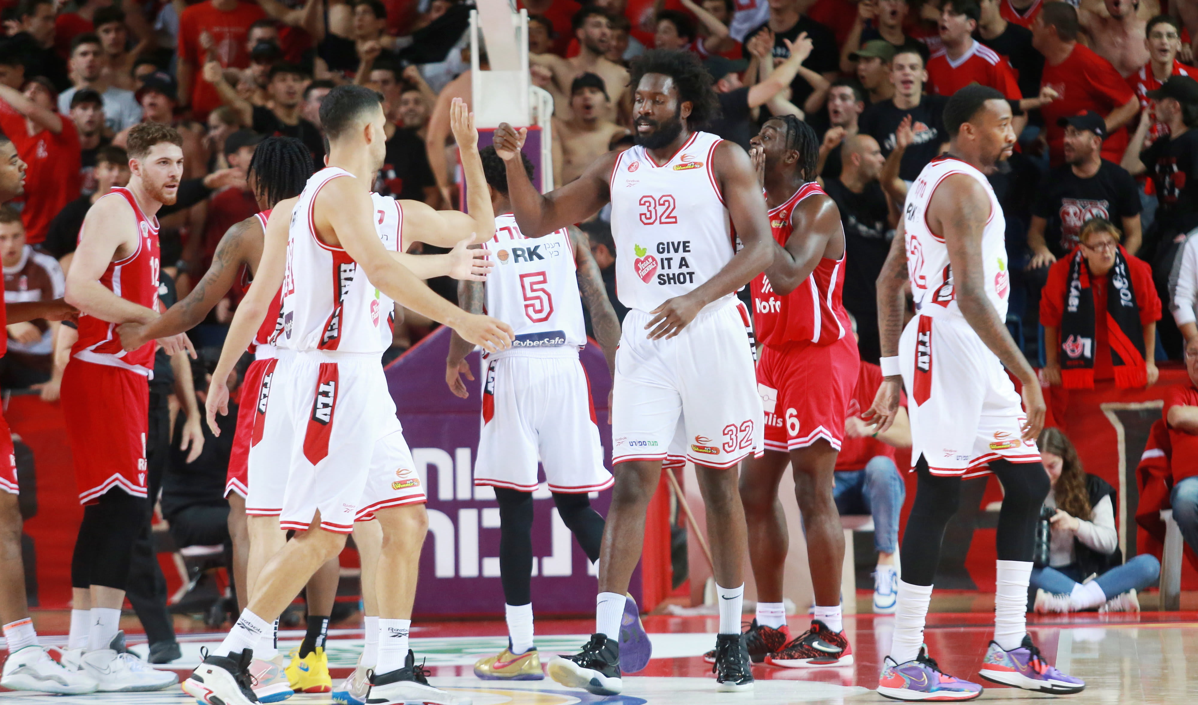 צ'ינאנו אונואקו ושחקני הפועל תל אביב