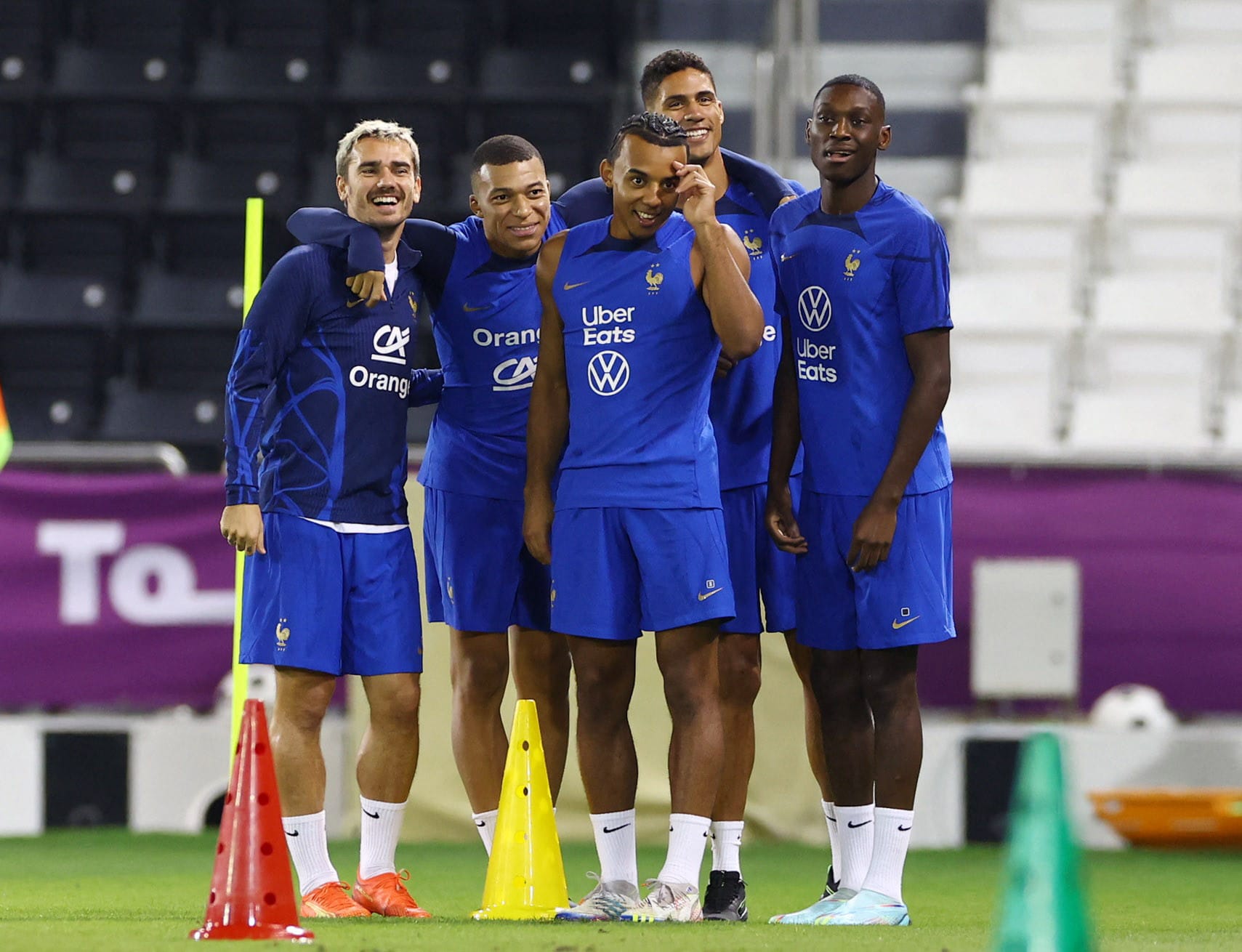 רנדל קולו מואני (מימין), רפאל וראן, ז'ול קונדה, קיליאן אמבפה, אנטואן גריזמן באימון נבחרת צרפת