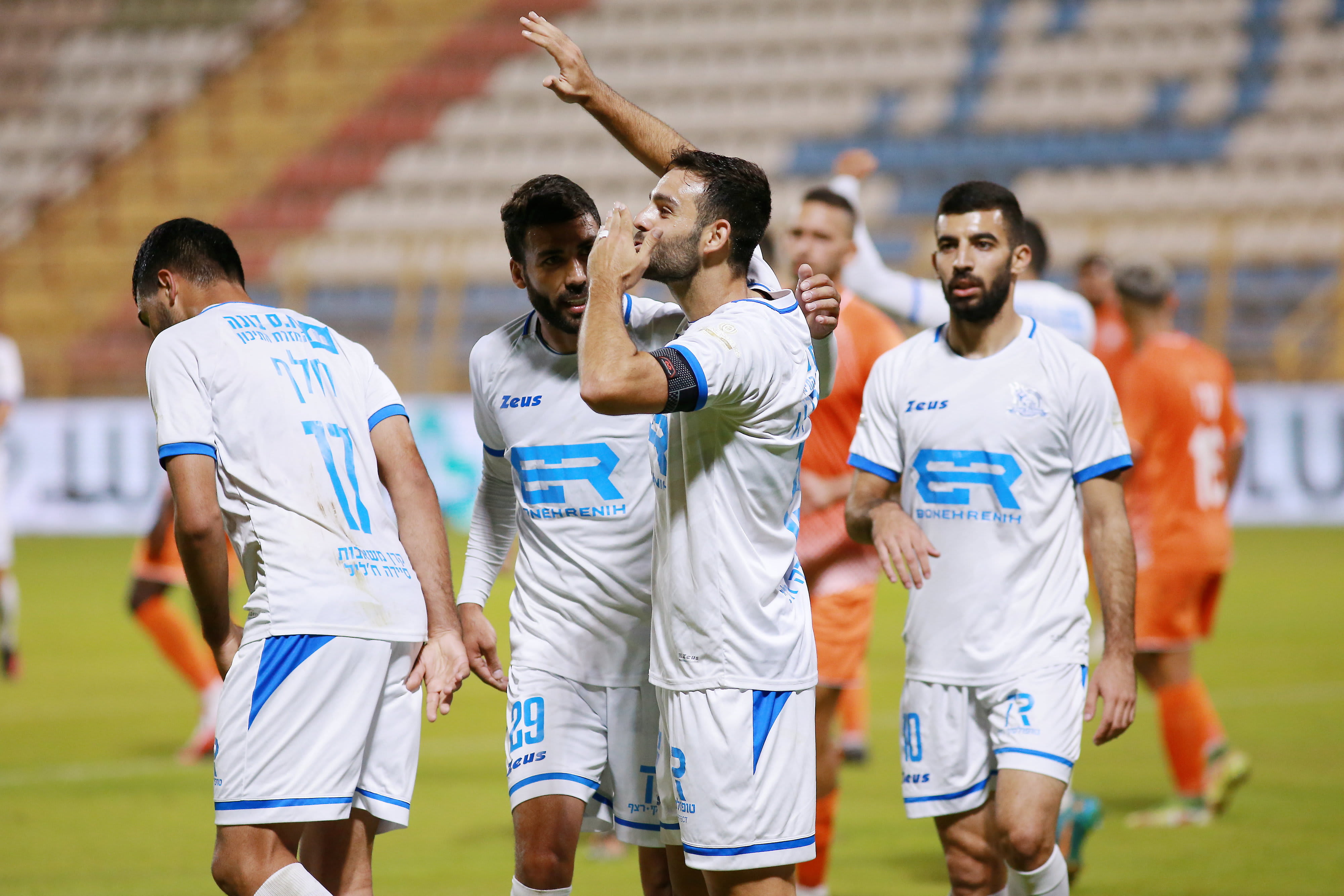 גיא חדידה שחקן מכבי בני ריינה חוגג שער