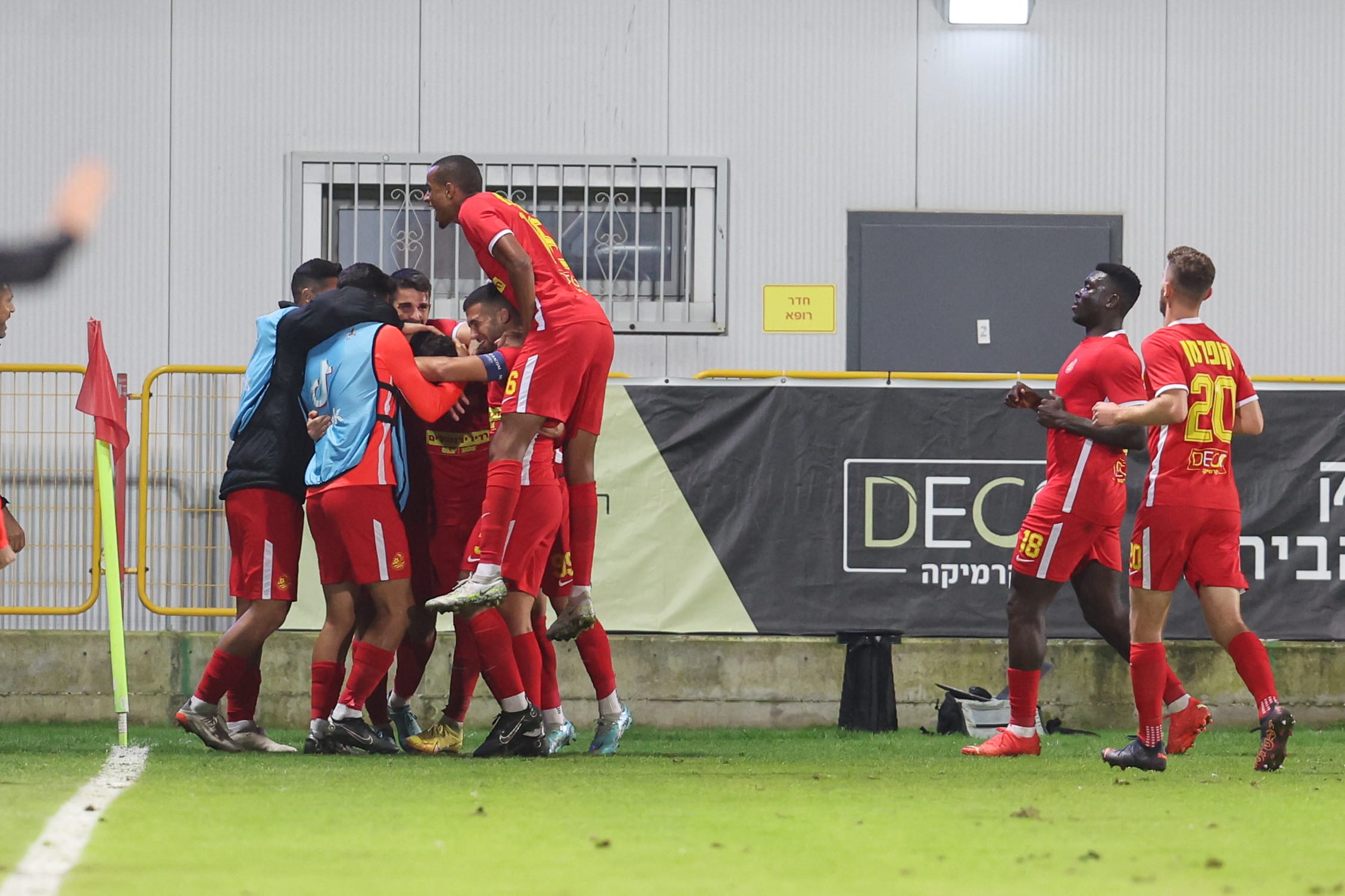 שחקני מ.ס. אשדוד חוגגים