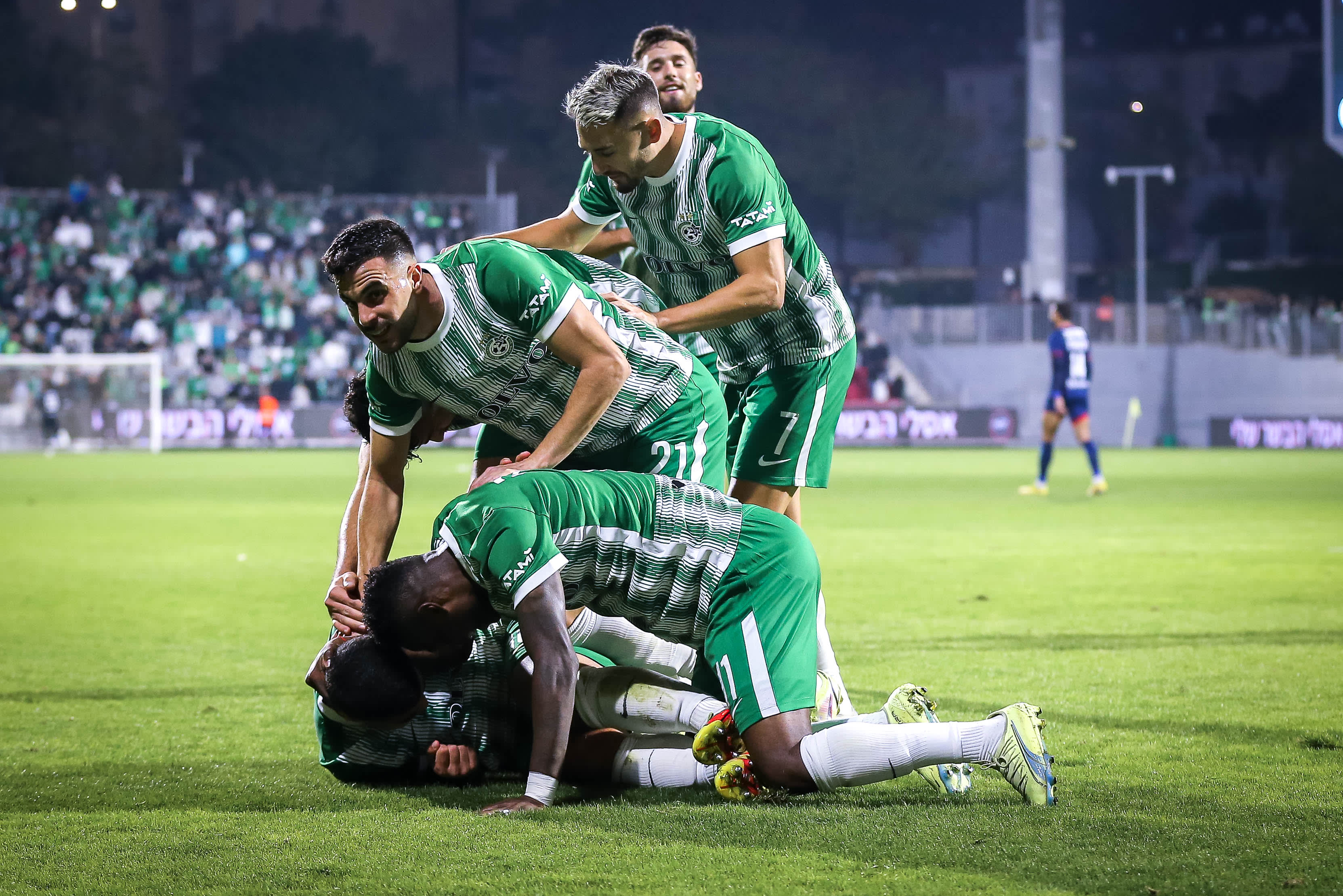 שחקני מכבי חיפה חוגגים