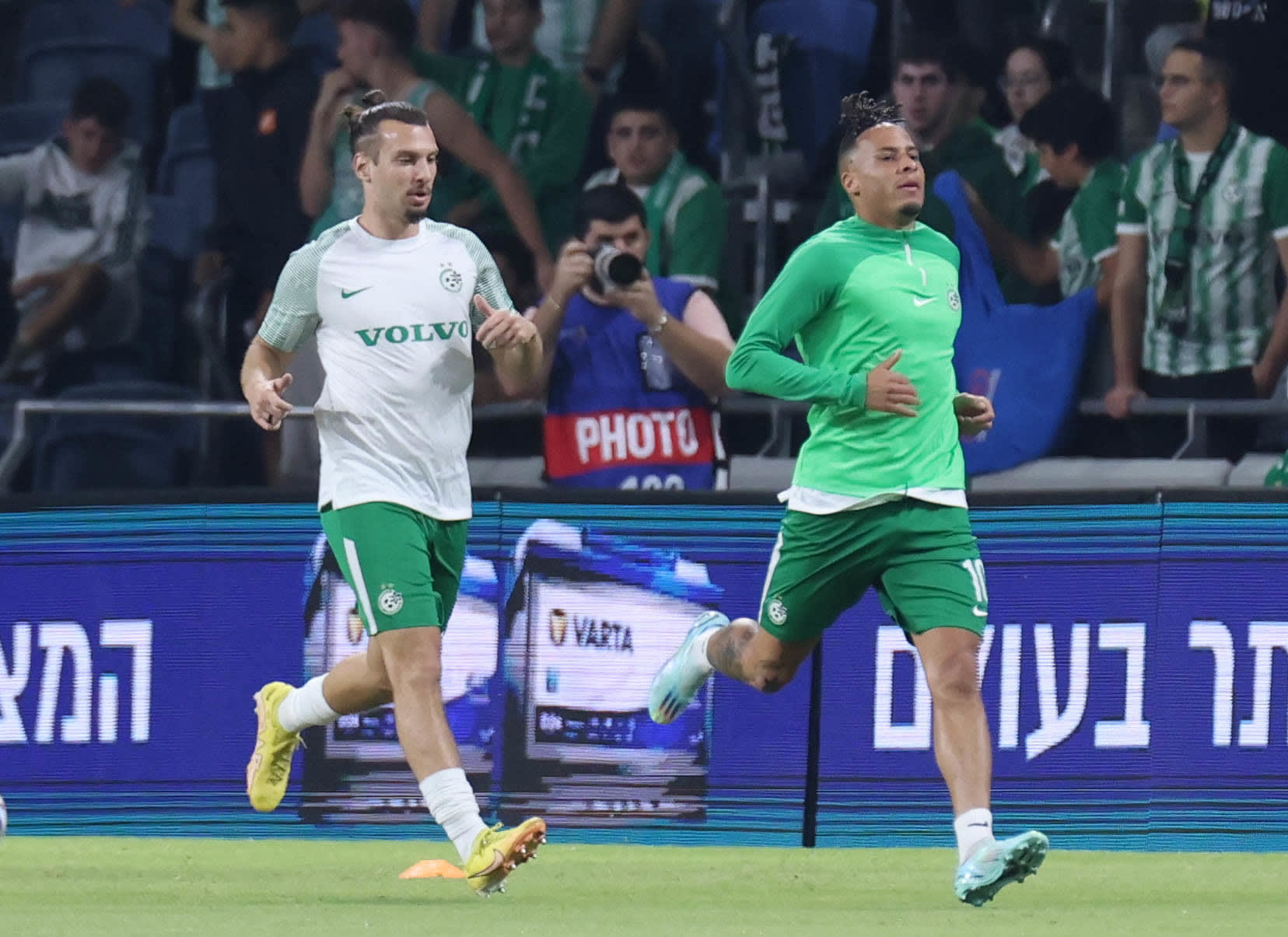 צ'ארון שרי, שון גולדברג שחקני מכבי חיפה בחימום