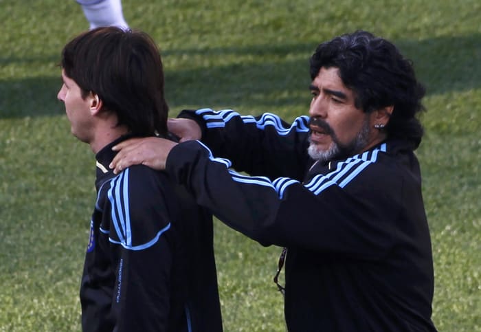 דייגו מראדונה (ימין) מאמן נבחרת ארגנטינה מעסה את שחקן הנבחרת לאונל מסי